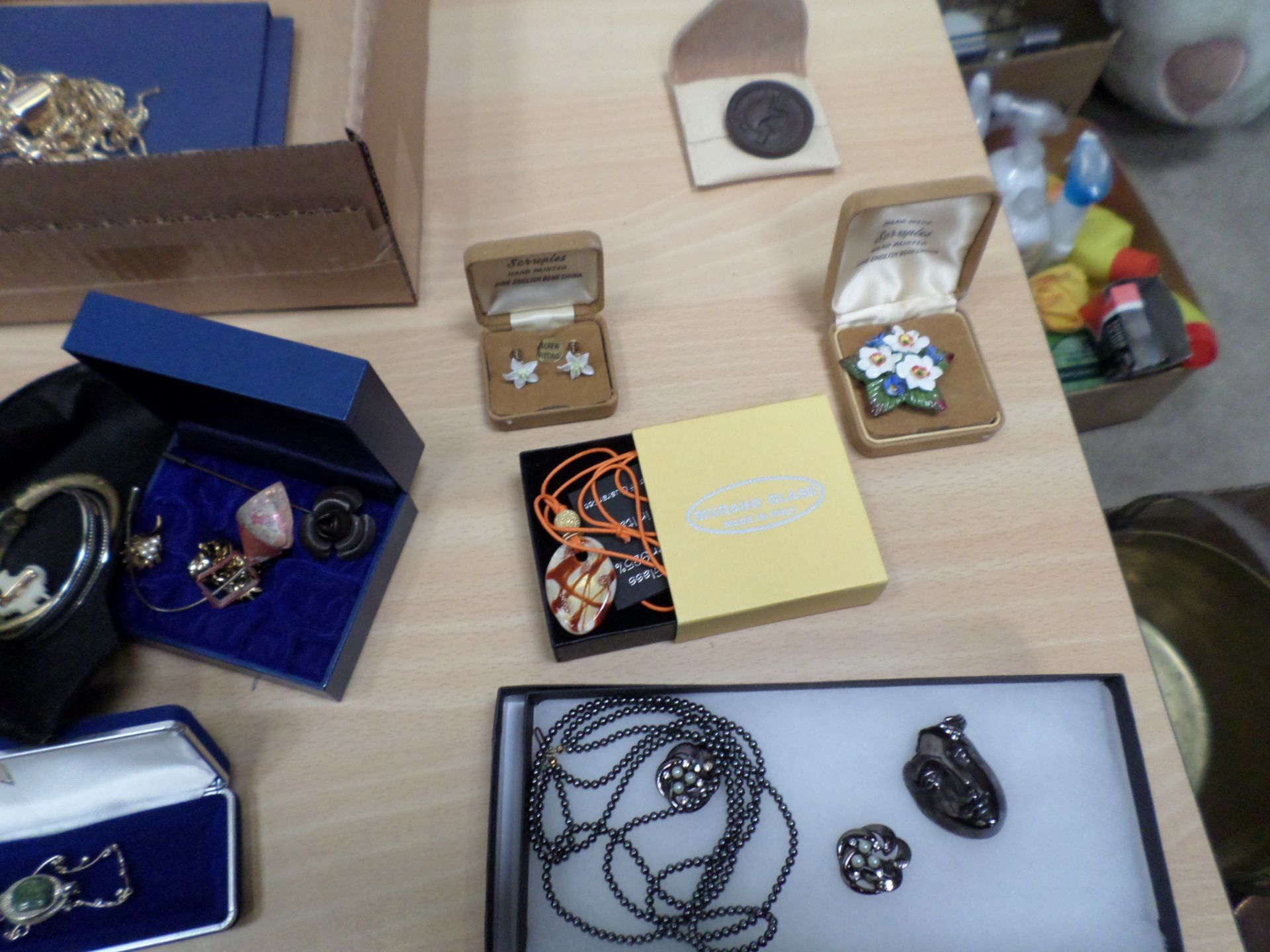 Box of costume and modern jewellery, necklaces, brooches and earrings - Image 2 of 3