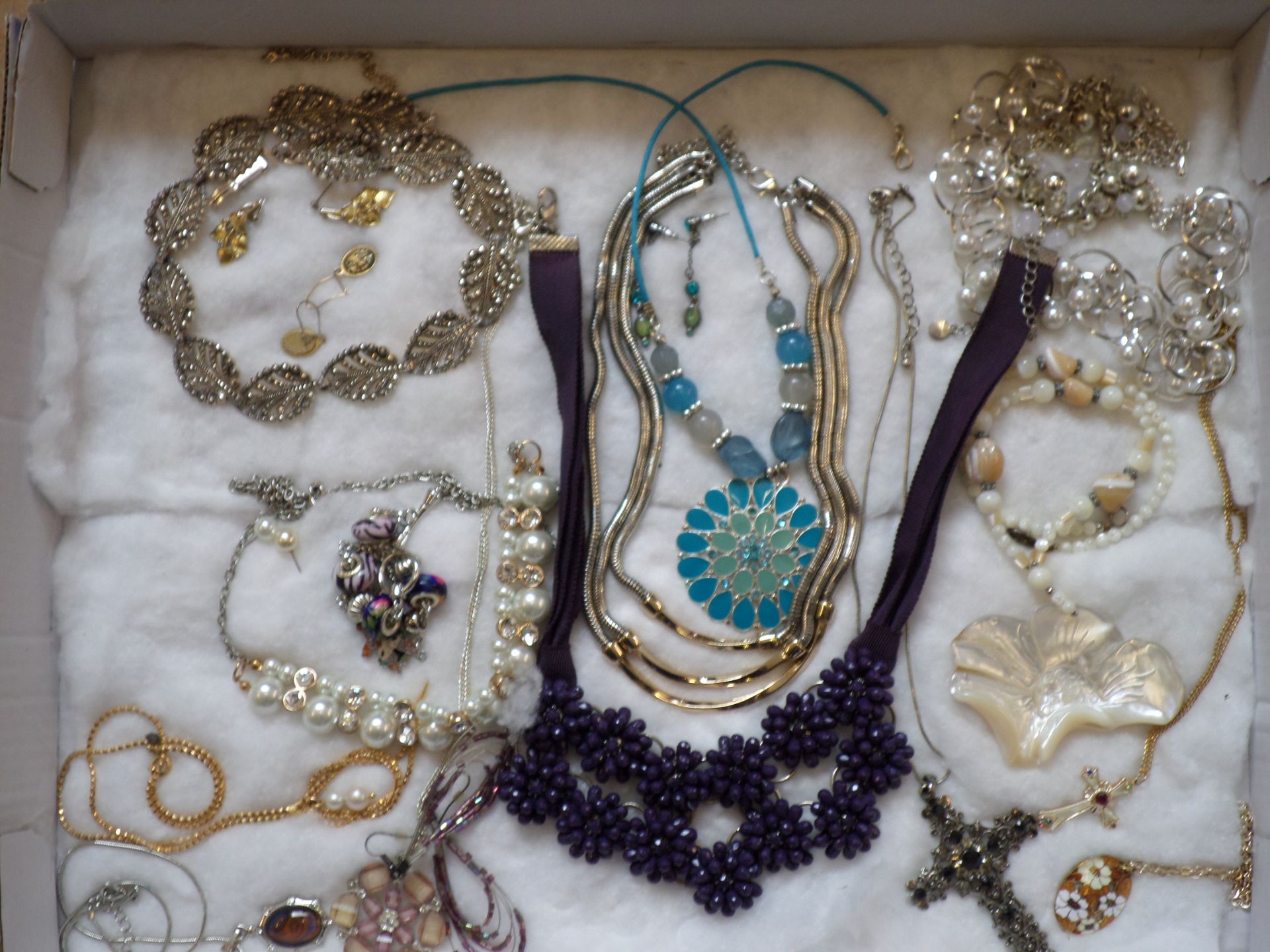 Tray of good quality costume jewellery - Image 6 of 6