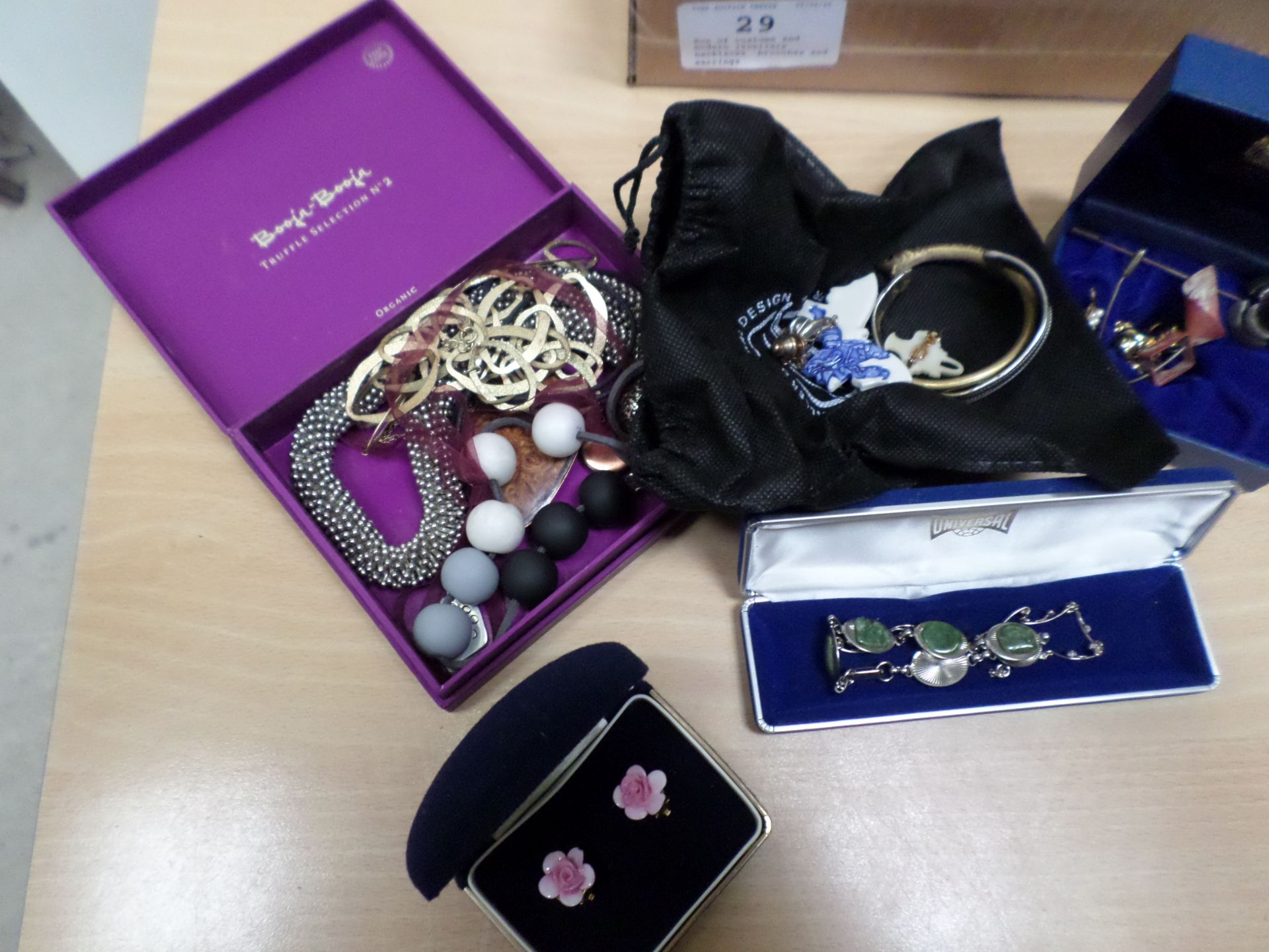 Box of costume and modern jewellery, necklaces, brooches and earrings - Image 3 of 3