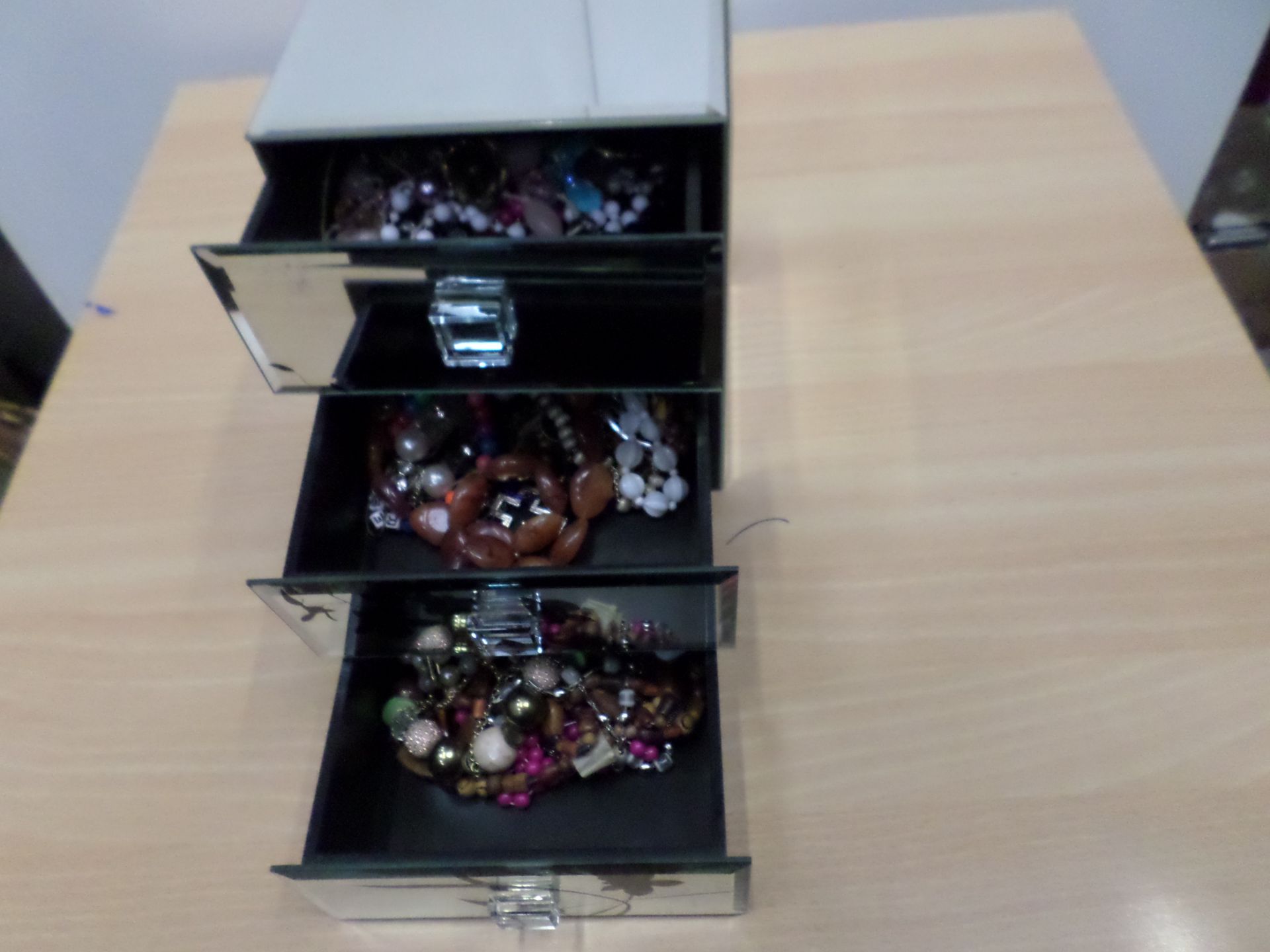 Mirrored box of jewellery - Image 2 of 2