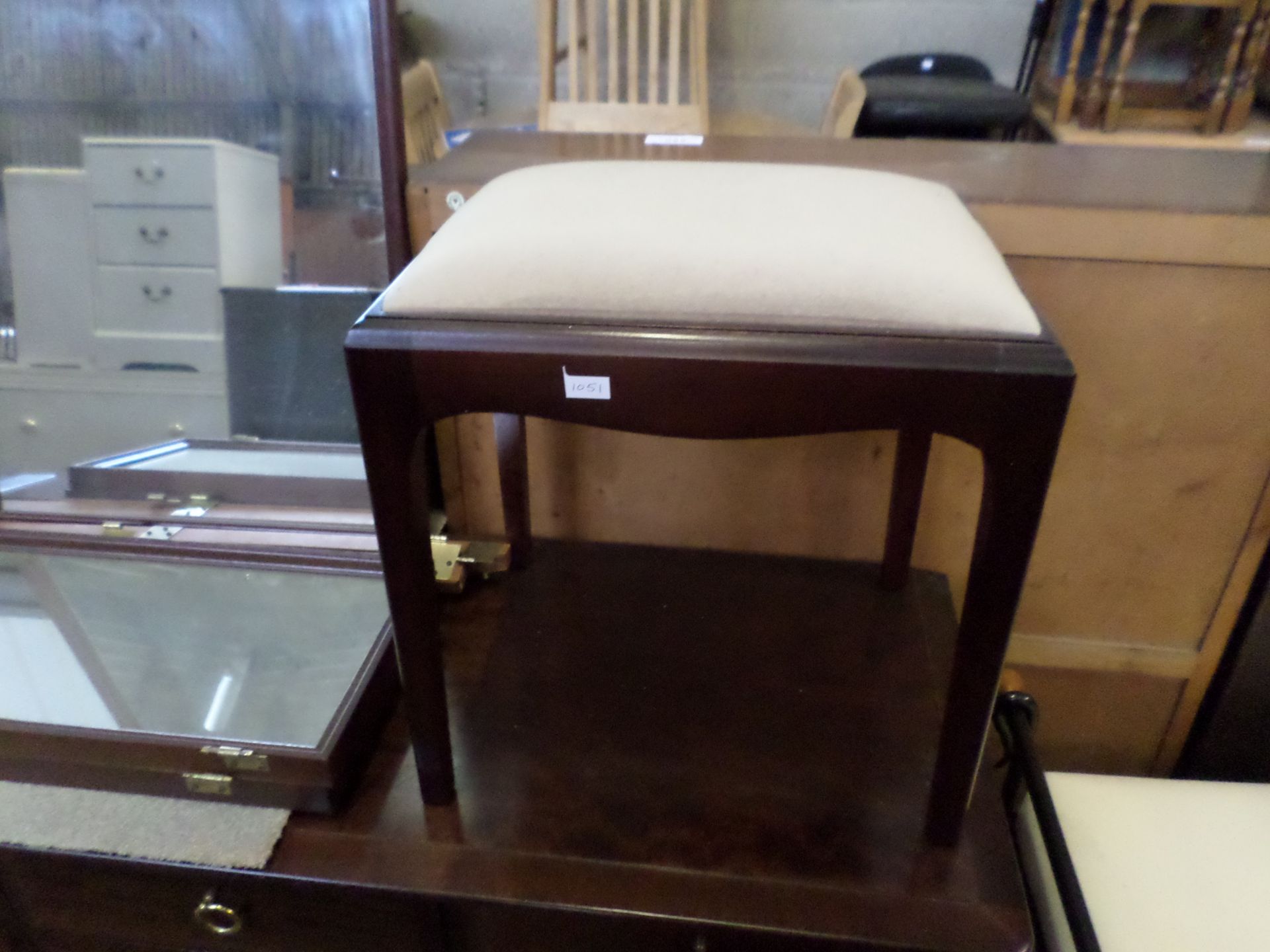 Stag dressing table and stool - Image 2 of 3