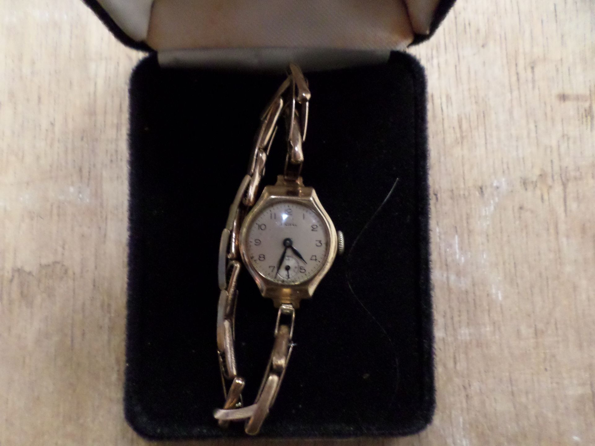 9ct gold 15 jewel Unitas ladies watch - Image 2 of 2