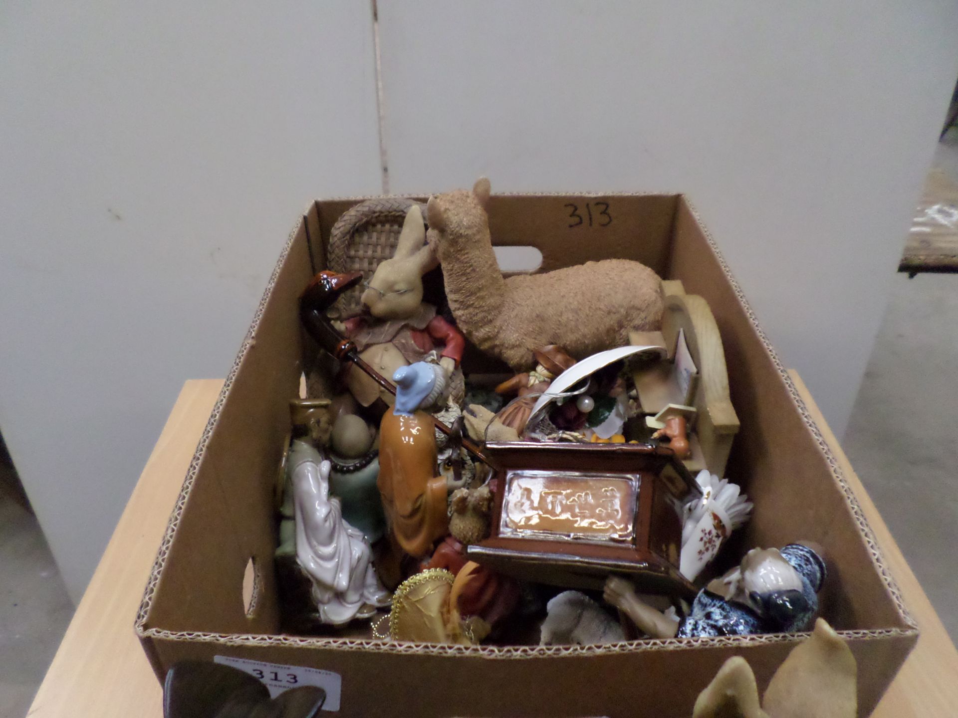 Box of ornaments - Image 2 of 2