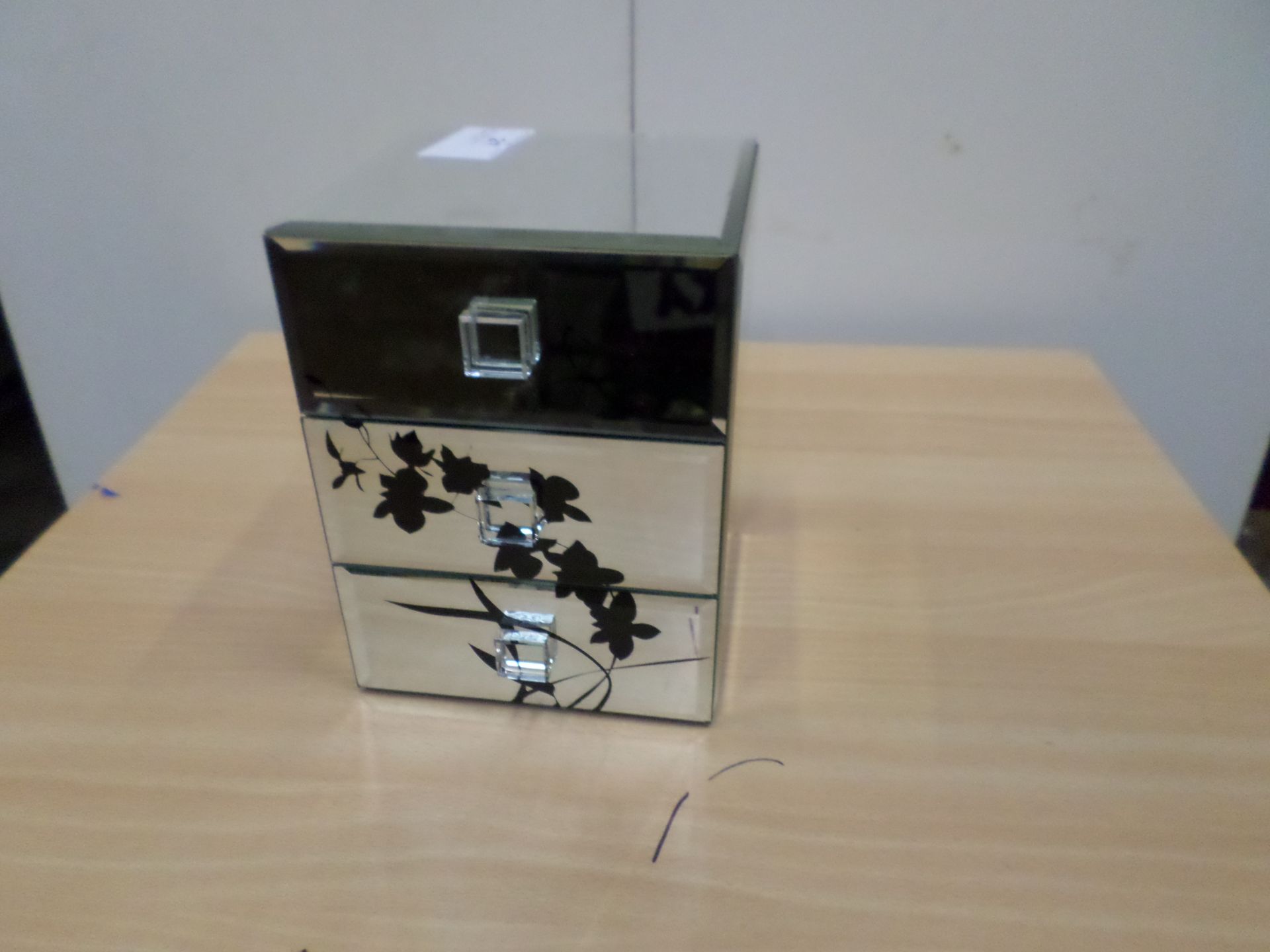 Mirrored box of jewellery