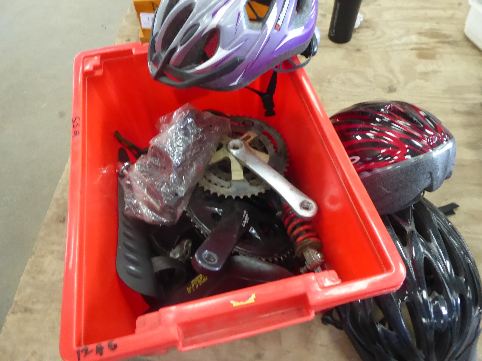 Quantity of cycle helmets and cycle parts