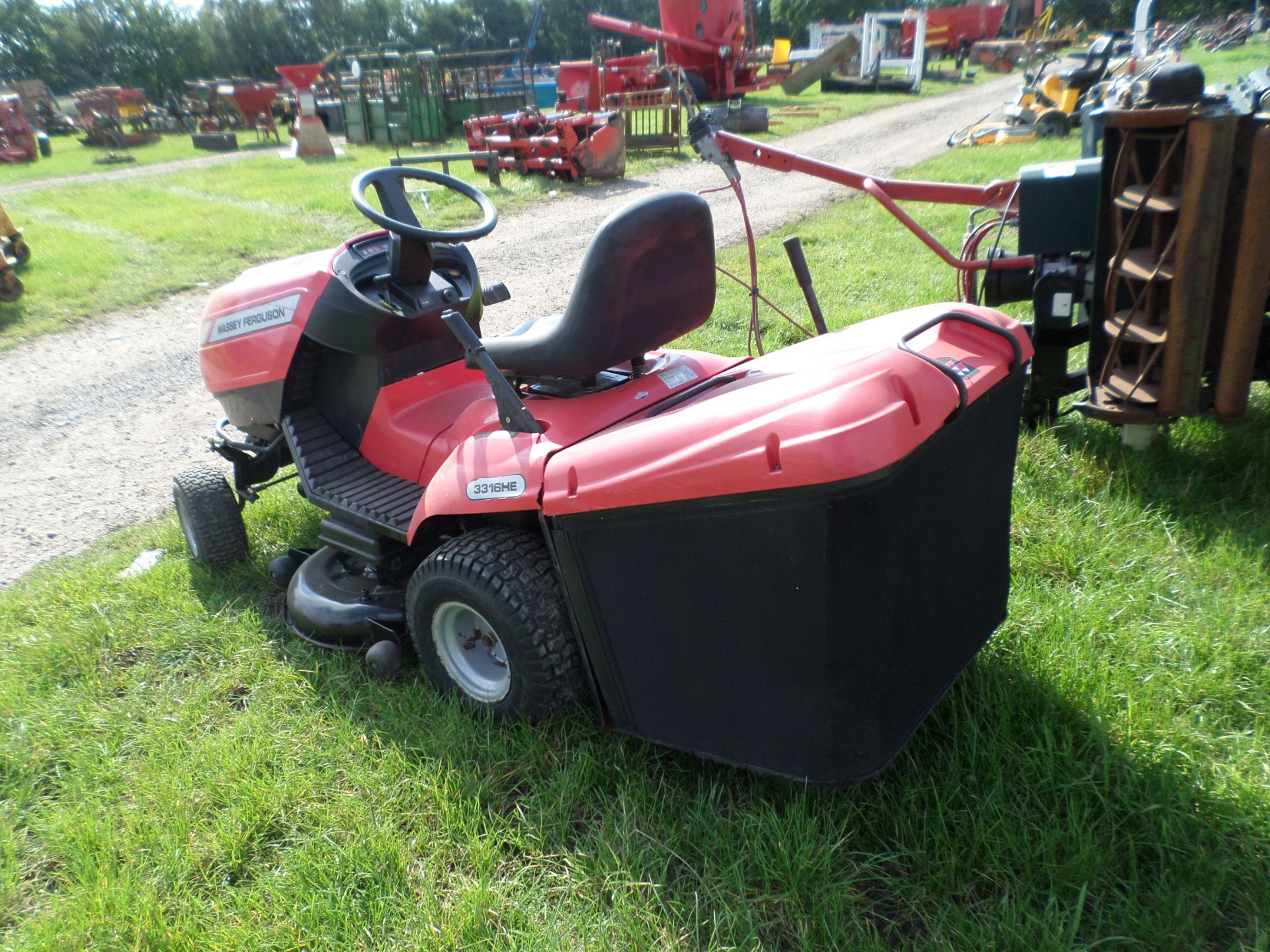 Massey Ferguson lawn tractor MF33, 16hp, hydrostatic drive - Image 2 of 2