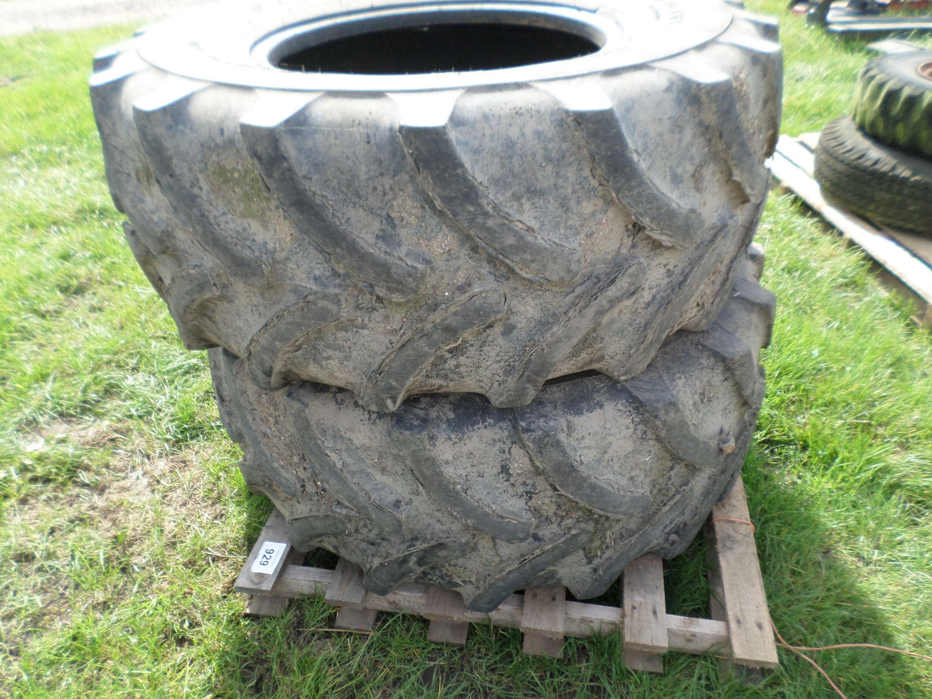 2 Firestone tyres 460/70/24