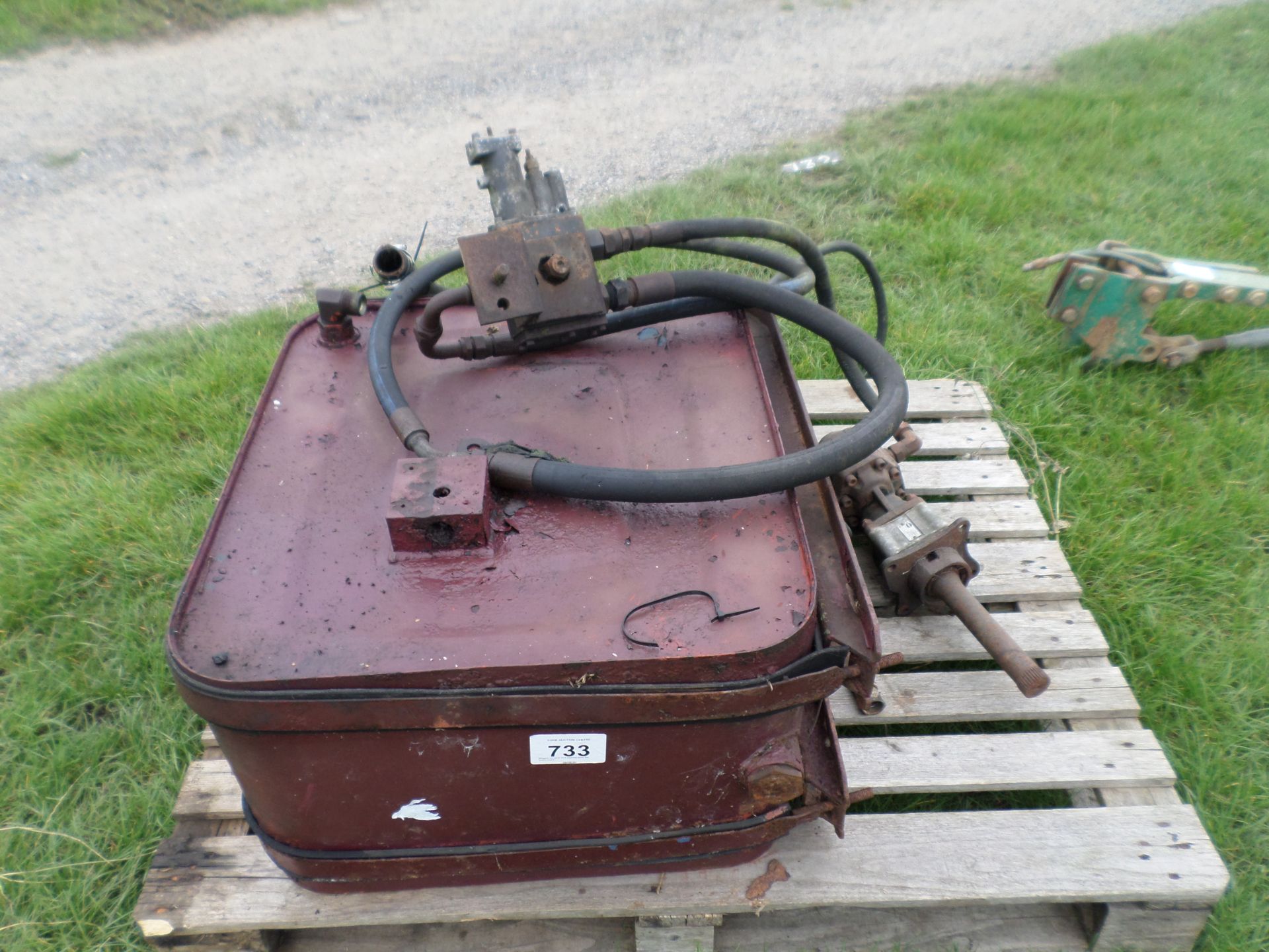 Wagon oil tank and tipping gear for Volvo truck