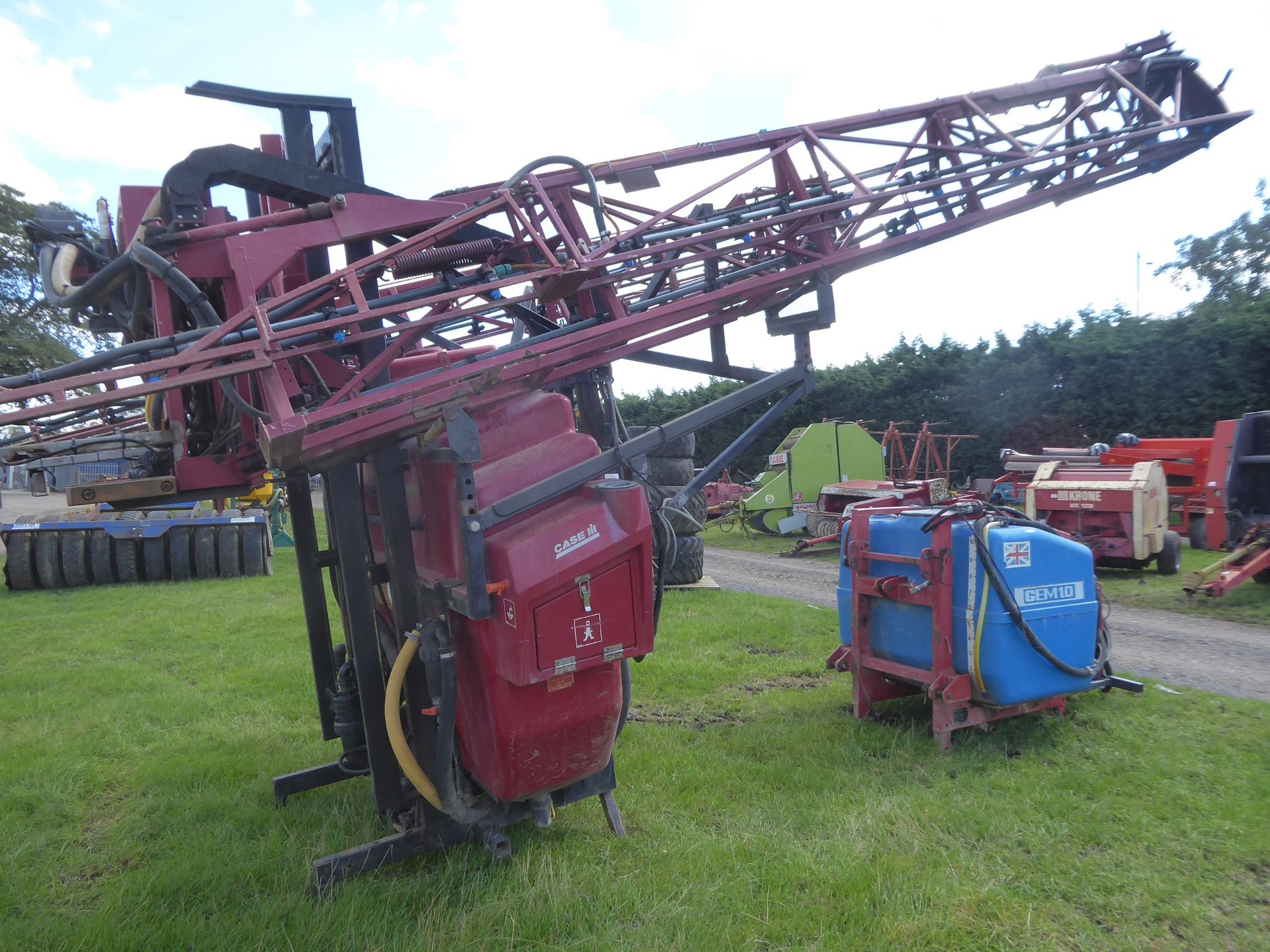 2000 Case MS1200 mounted sprayer, 24m booms, boom tilting 5 sections c/w Gem 1,000ltr front tank - Image 2 of 6