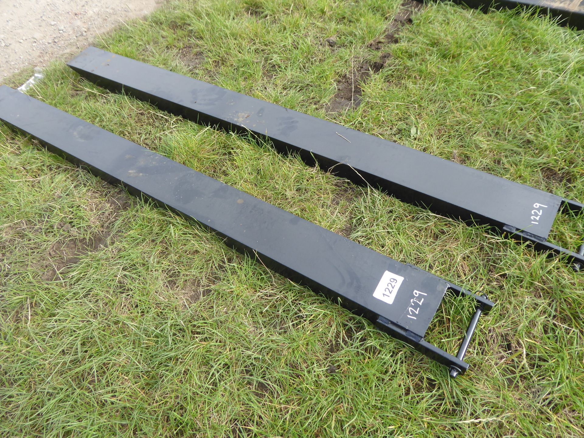 Pair of heavy duty forklift extensions