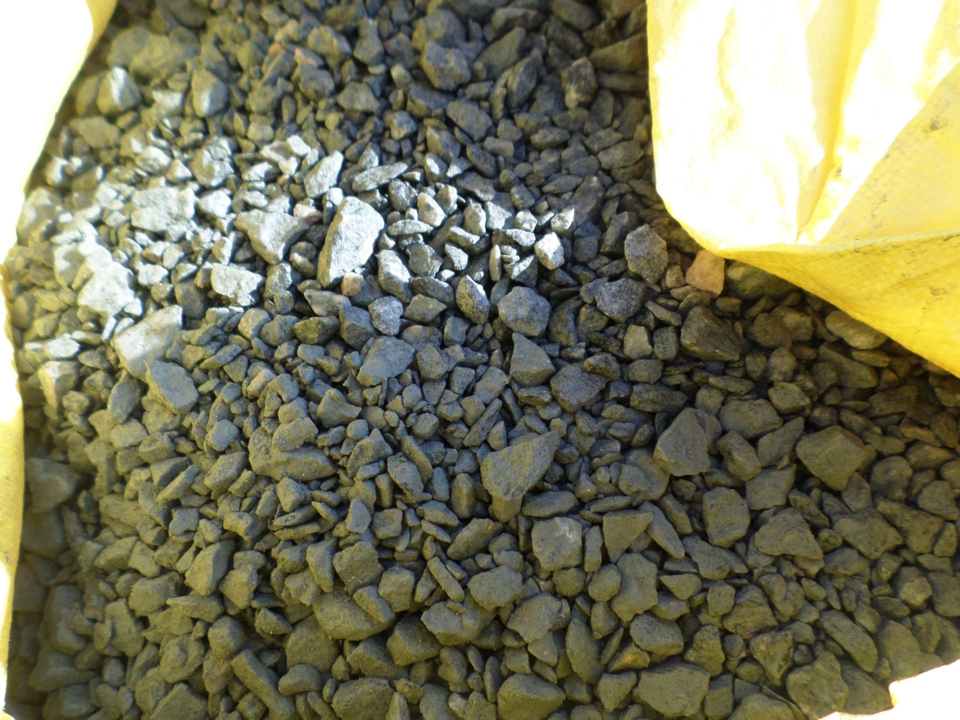 1T bulk bag of 20mm decorative grey granite gravel NO VAT - Image 2 of 2