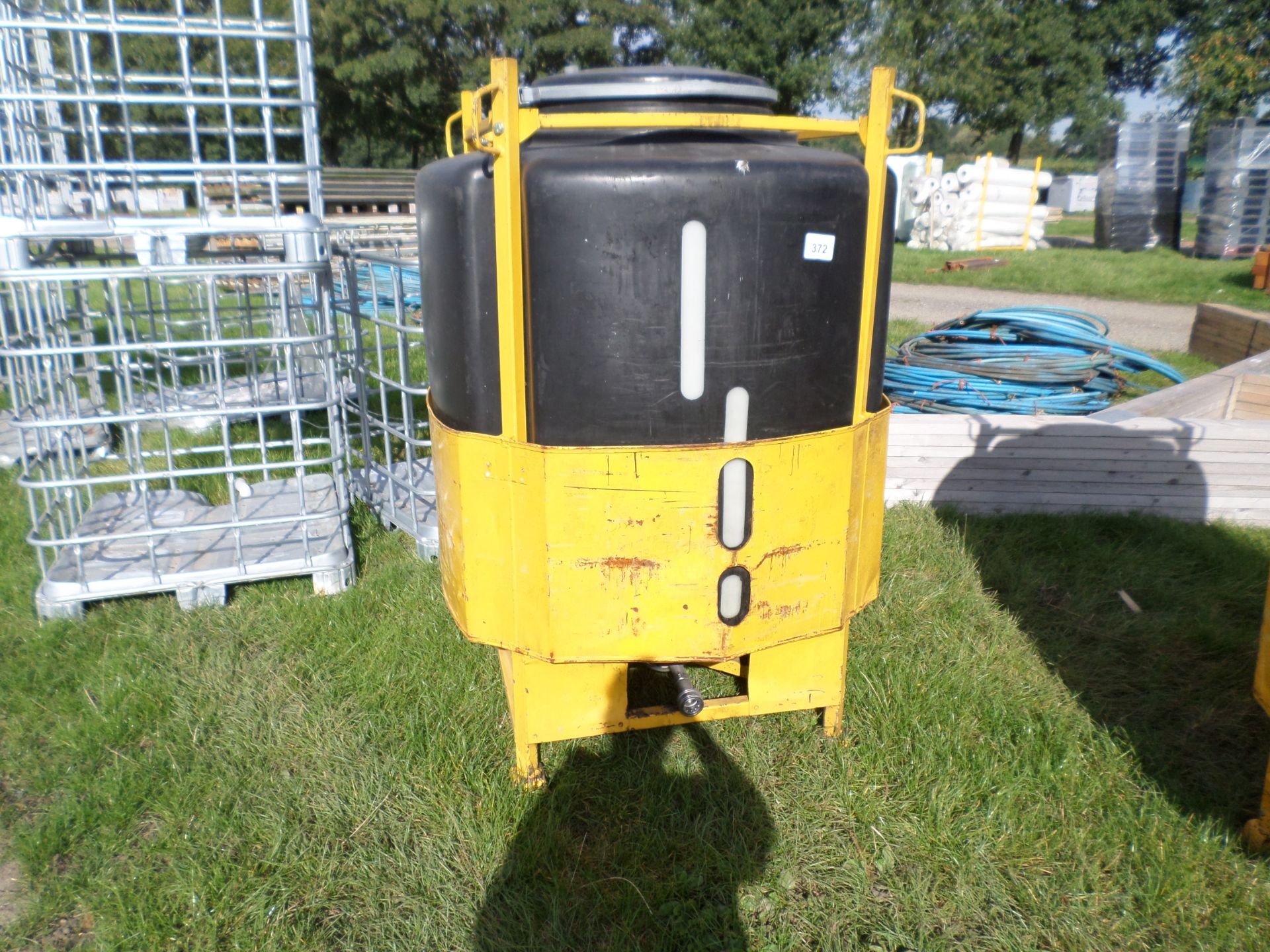 1000ltr plastic tank in steel crate