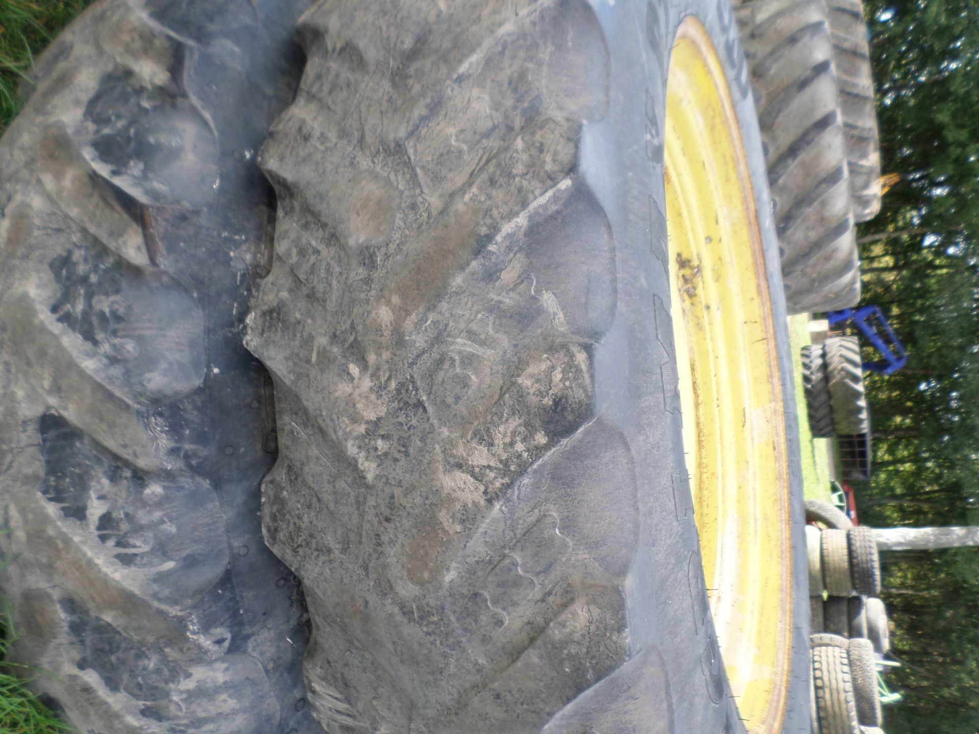 Set of 4 John Deere fixed centre row crop wheels to fit 6020/6030 series, 380/90/46 rears and 380/ - Image 3 of 5