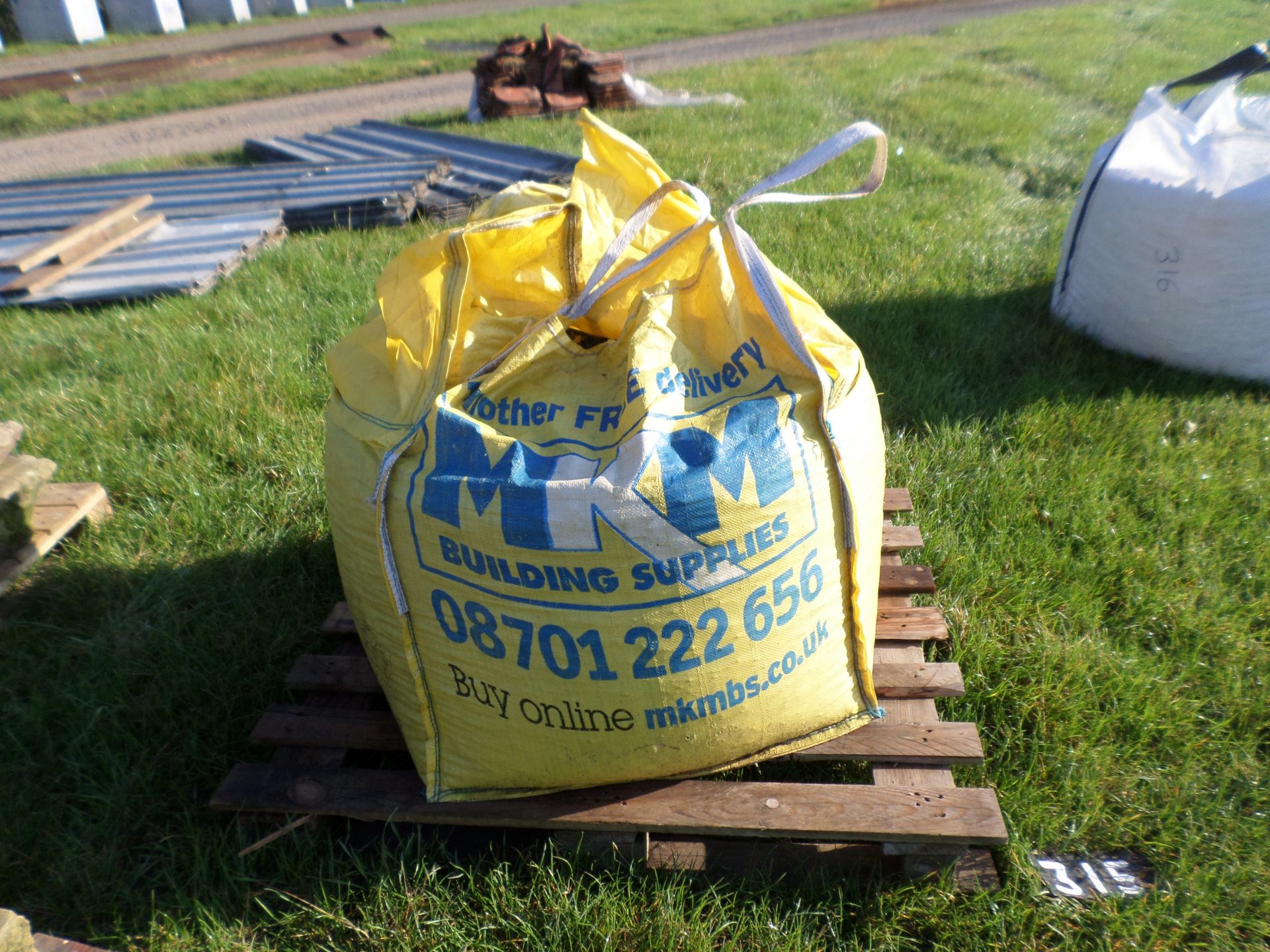 1T bulk bag of 20mm decorative grey granite gravel NO VAT