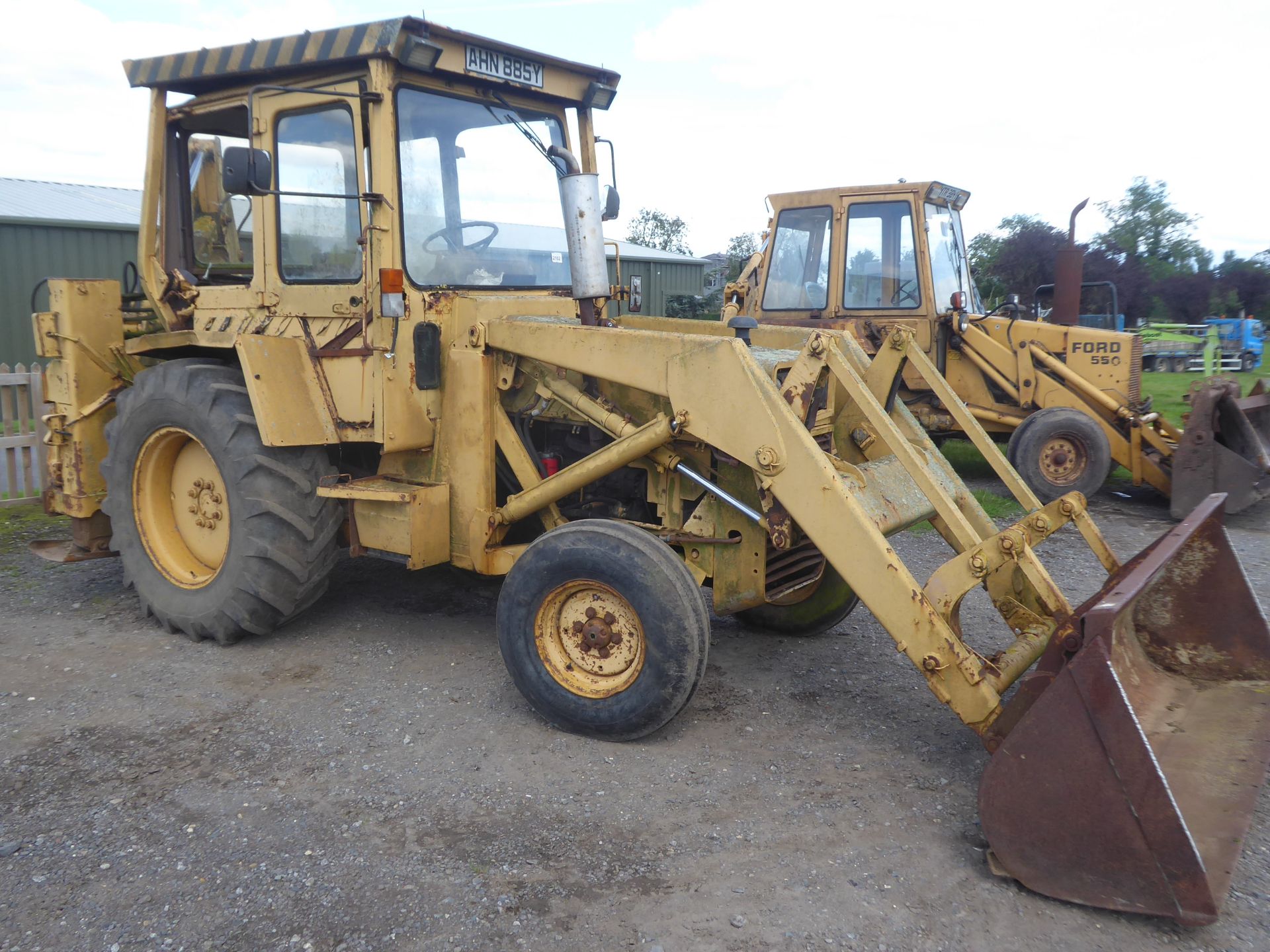 MF 50 digger, AHN 885Y, runs, all hydraulics work, ideal restoration project