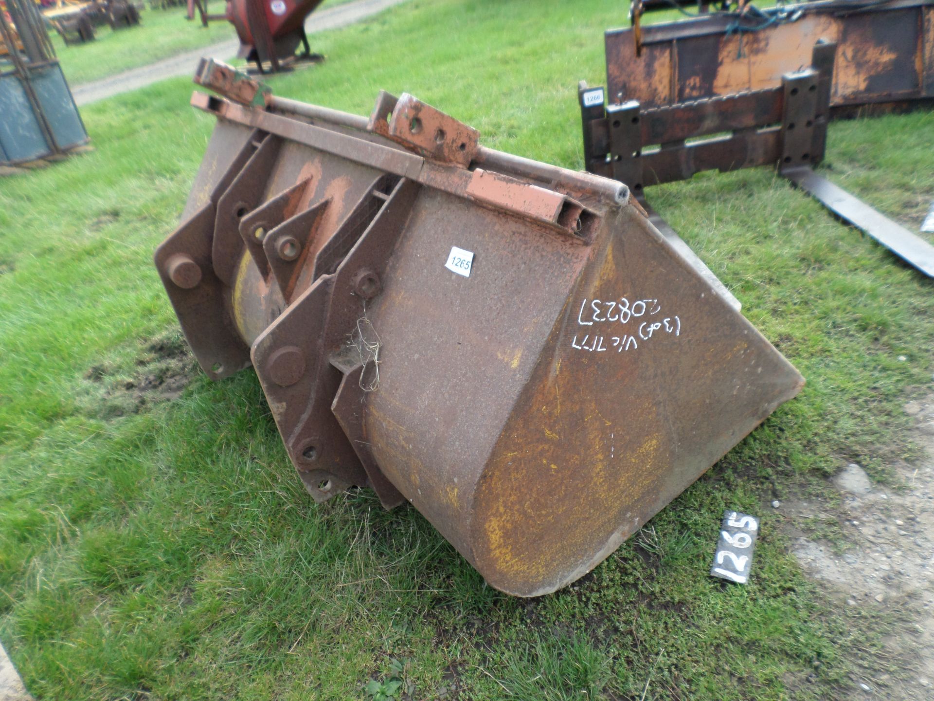 6ft soil bucket with Manitou brackets - Image 2 of 2