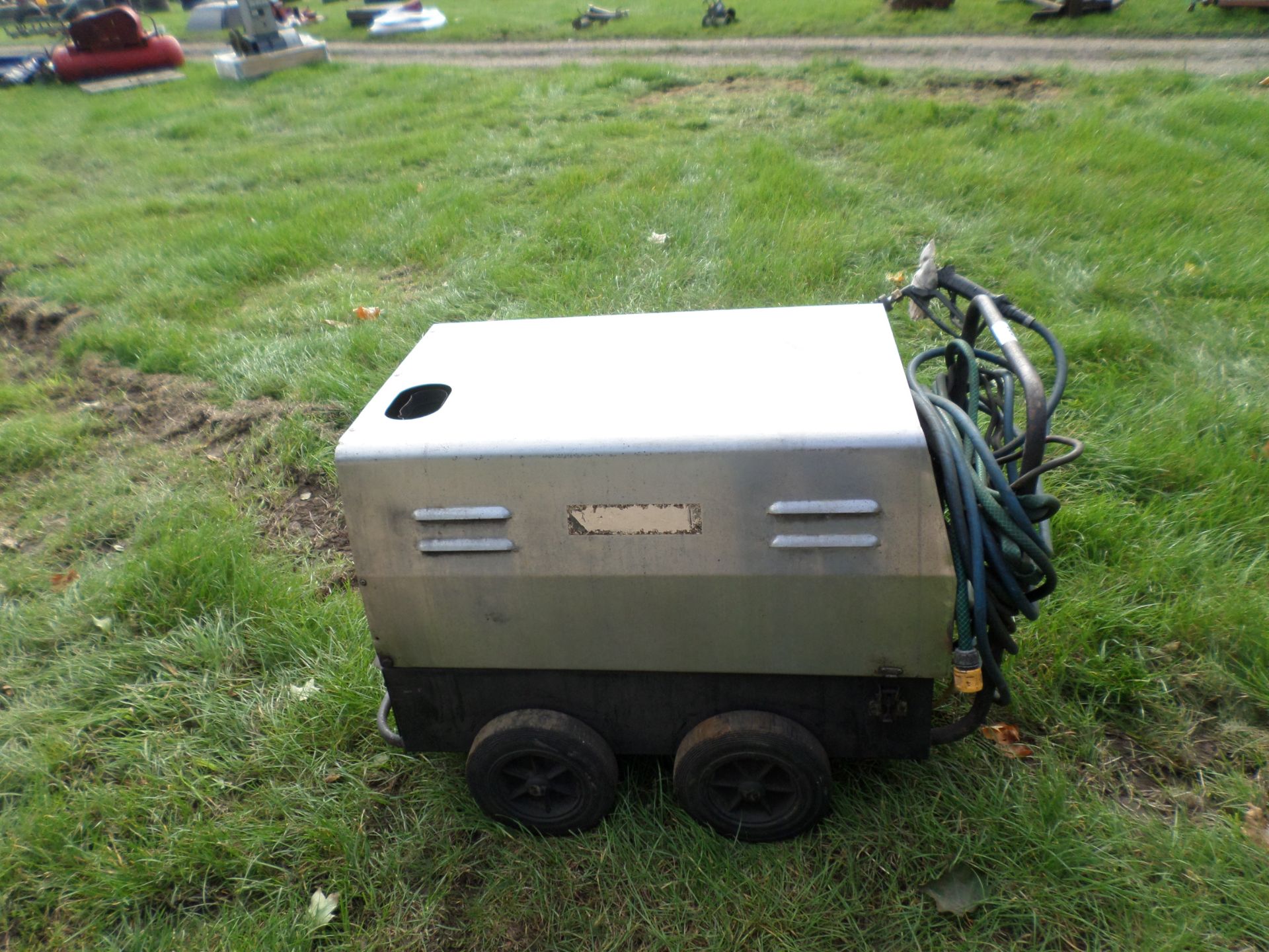 Steam cleaner, diesel, hot and cold. Stainless body, on 4 wheels, single phase