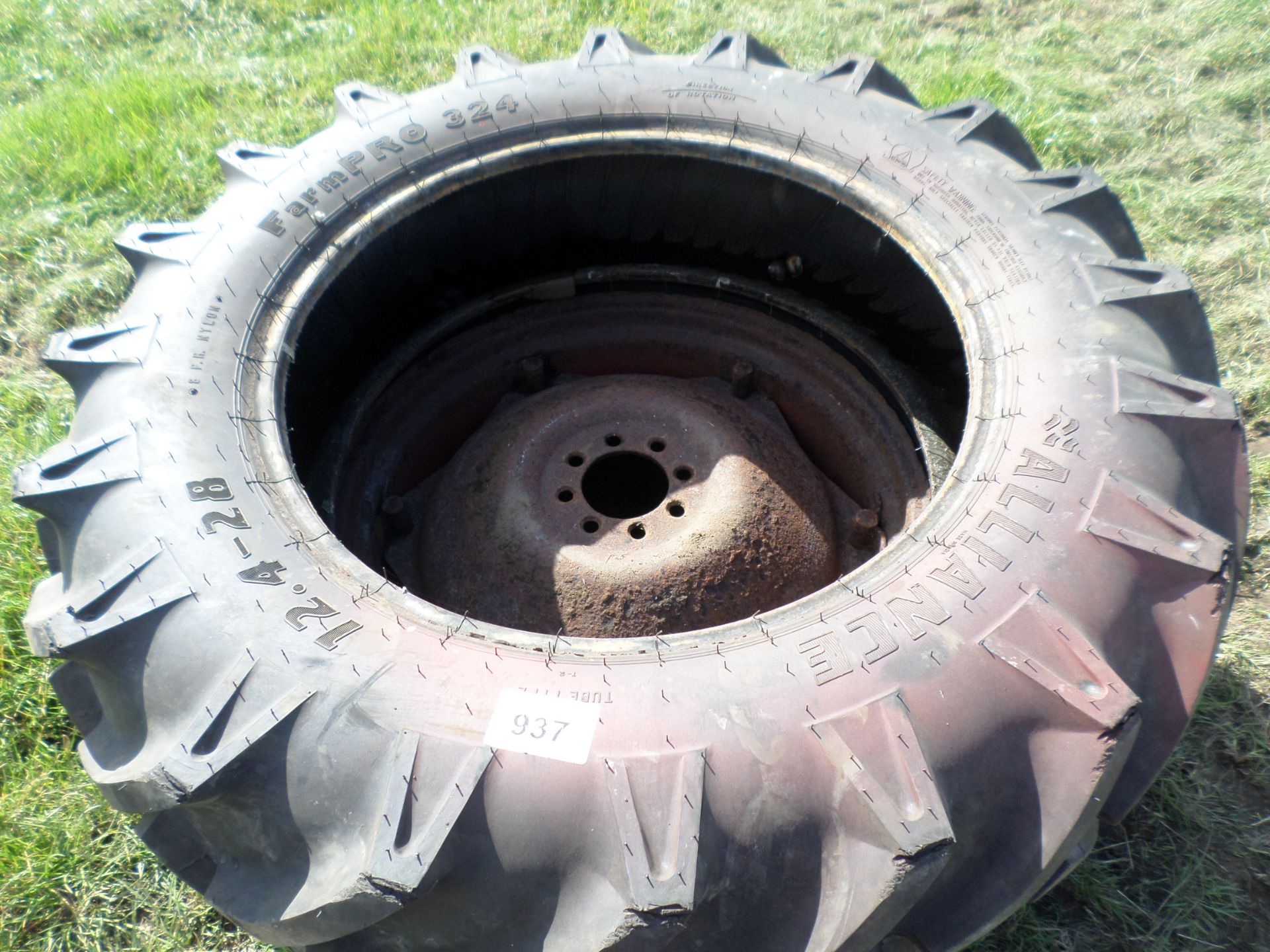 Ferguson wheel and tyre NO VAT - Image 2 of 2