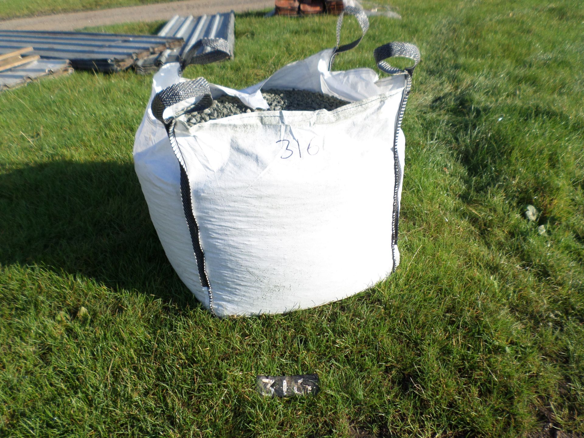 1T bulk bag of 20mm decorative grey granite gravel NO VAT