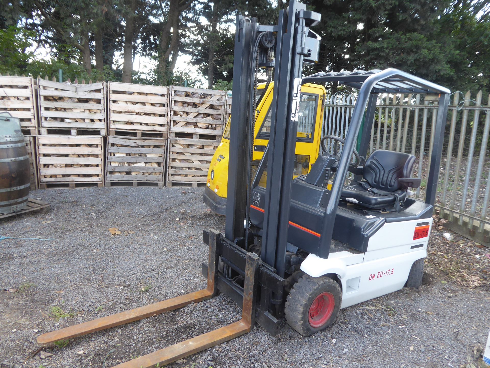 Electric forklift OM EU-17.5. Will lift 1.75T, batteries been changed for some 4 years old.