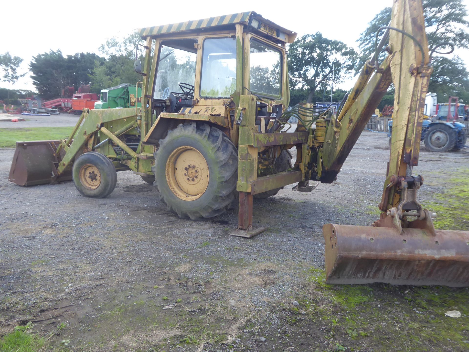 MF 50 digger, AHN 885Y, runs, all hydraulics work, ideal restoration project - Image 3 of 4