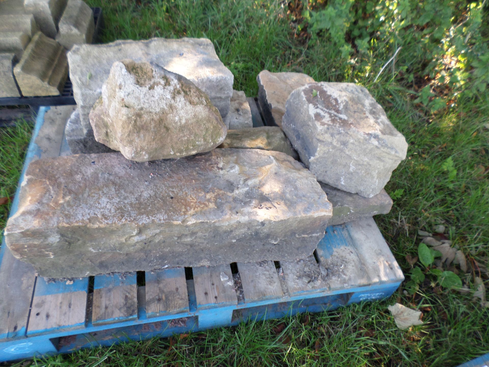 Pallet of building stone - Image 2 of 2