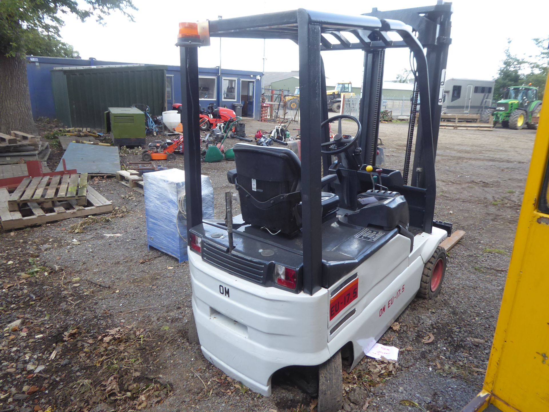 Electric forklift OM EU-17.5. Will lift 1.75T, batteries been changed for some 4 years old. - Image 3 of 3