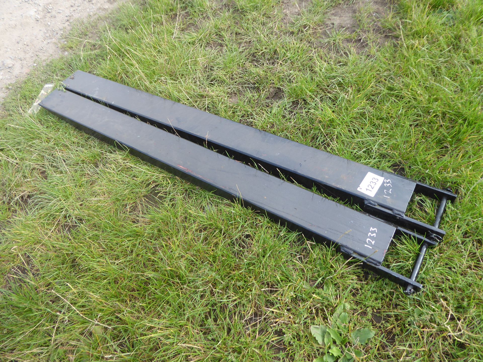 Pair of heavy duty forklift extensions