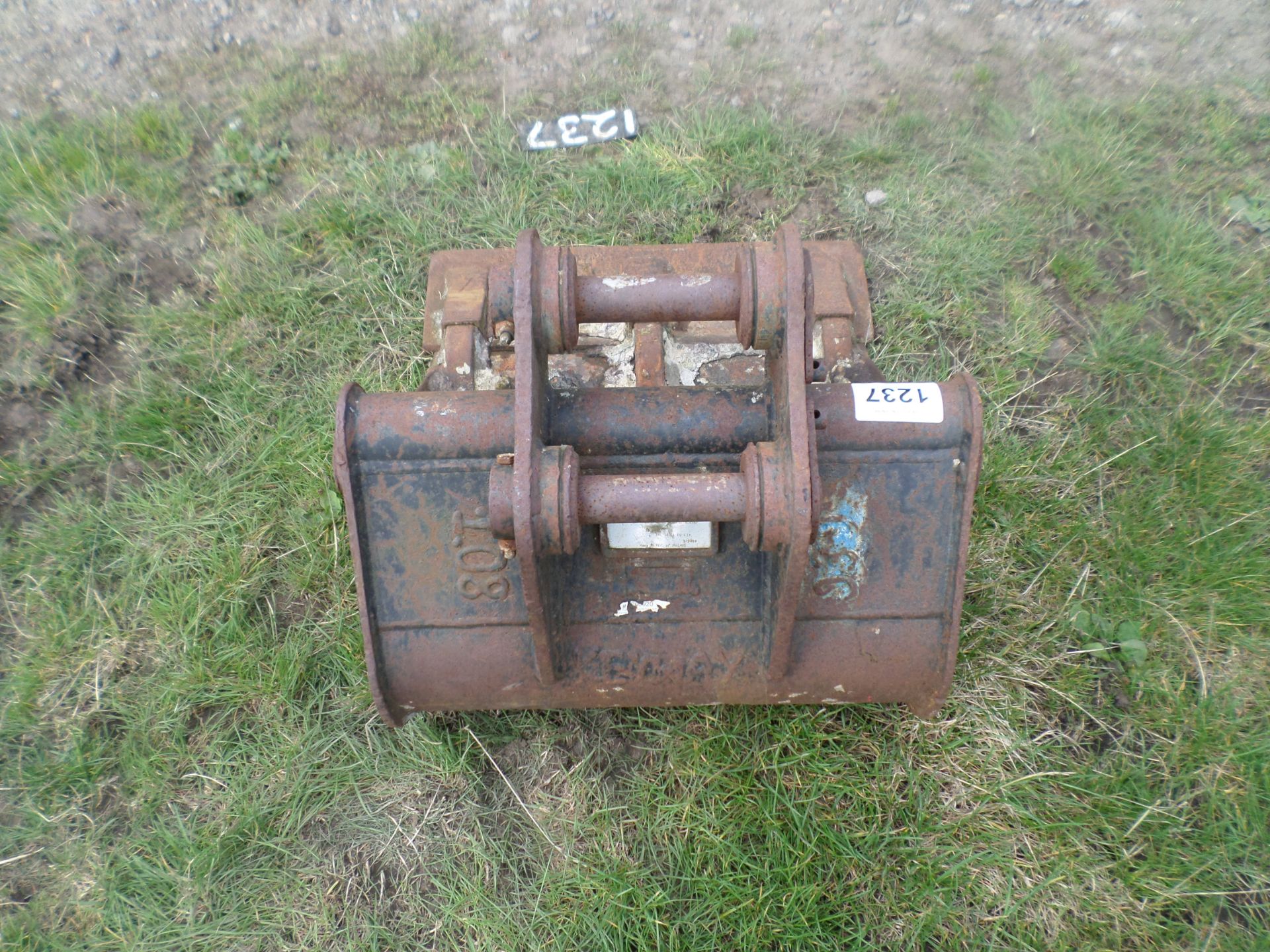 23" digging bucket, 40mm pins, NO VAT - Image 2 of 2