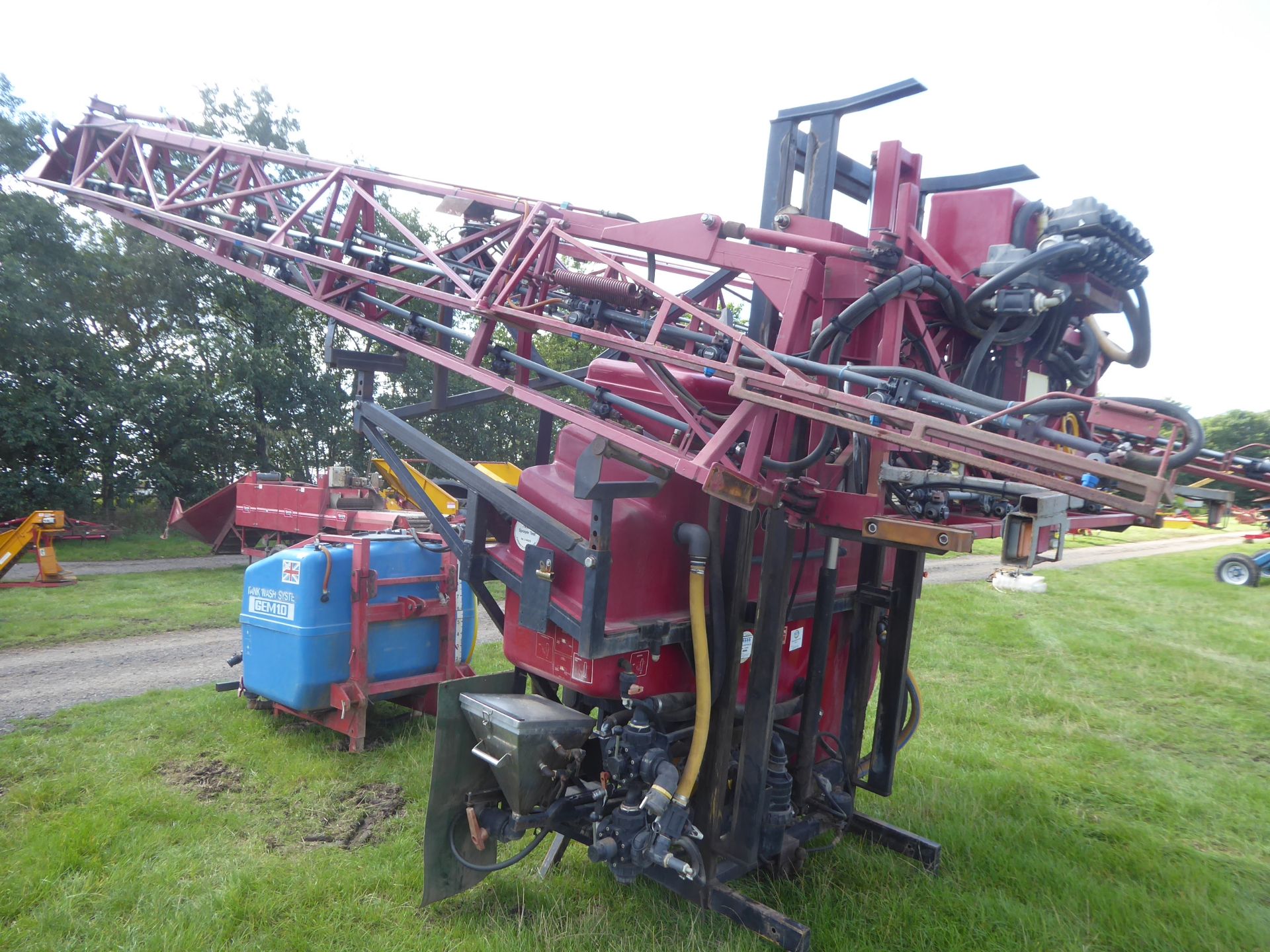 2000 Case MS1200 mounted sprayer, 24m booms, boom tilting 5 sections c/w Gem 1,000ltr front tank - Image 4 of 6