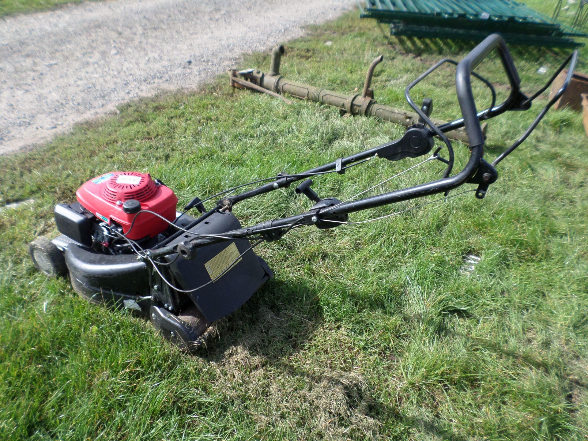Mountfield 21" roller mower with grassbox NO VAT - Image 2 of 2