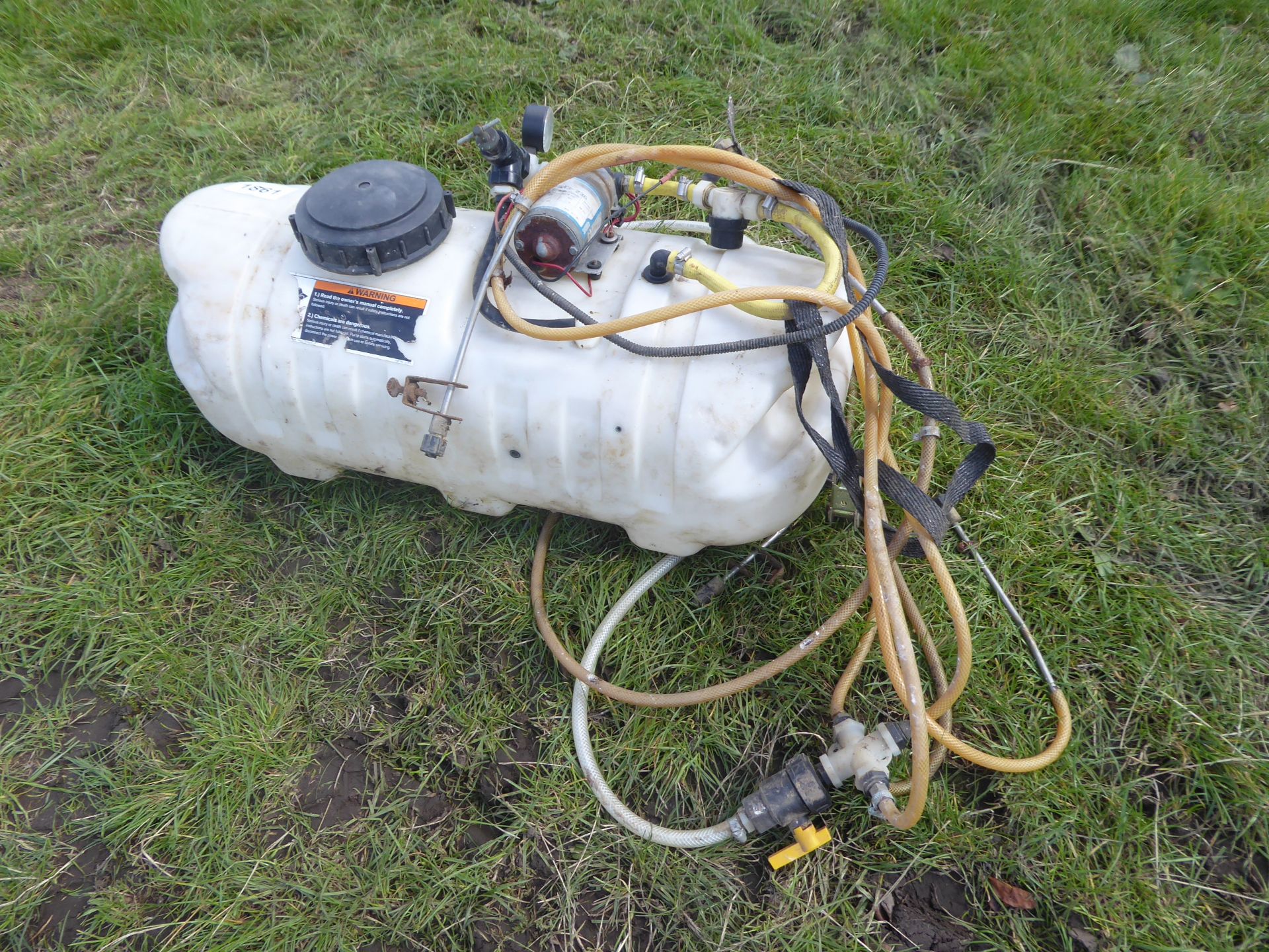 Quad bike sprayer unit with pump and regulator