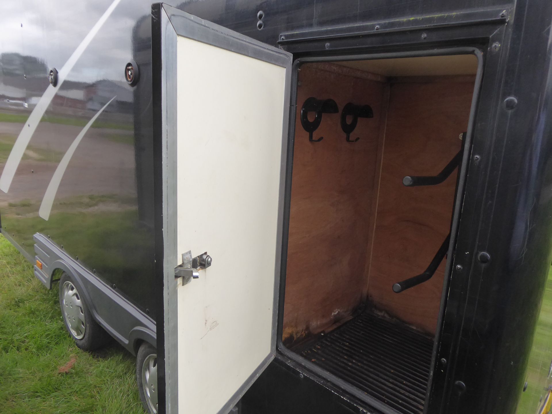 2010 Equitrek Show Trekka L horse trailer, black with silver graphics, carries 2 x 17.2hh, NO VAT - Image 7 of 7