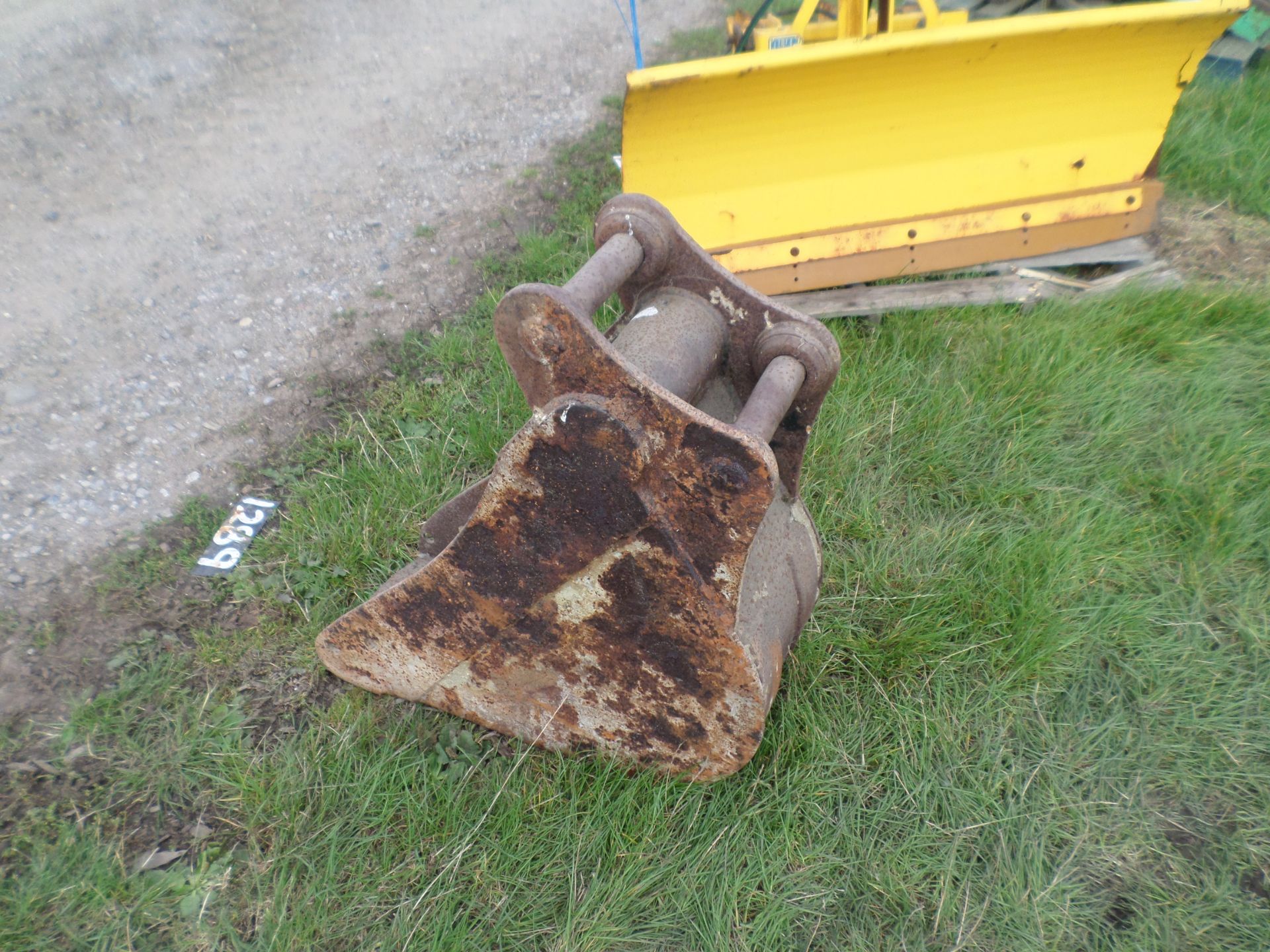 12" digger bucket on 45mm pins - Image 2 of 2