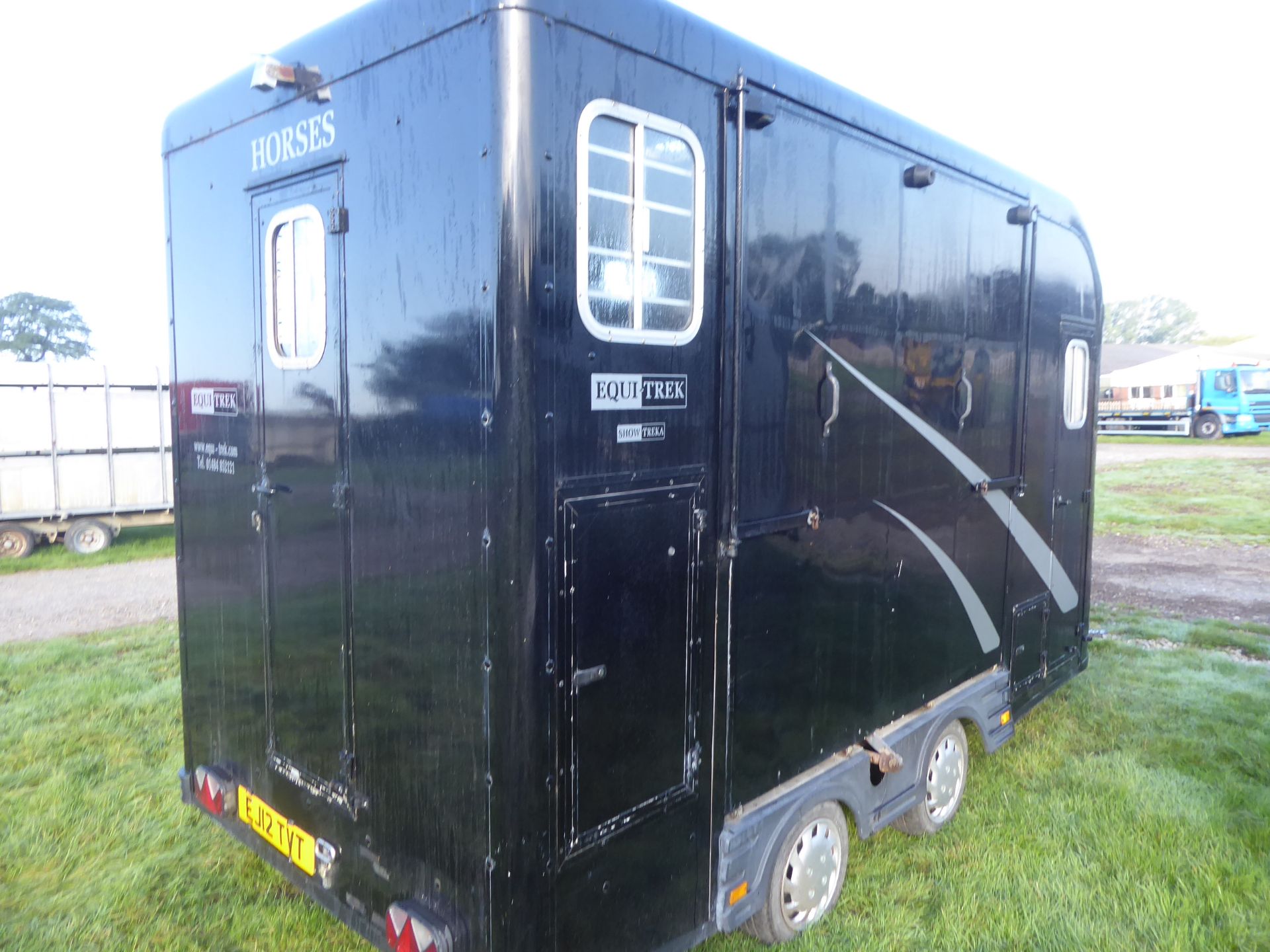 2010 Equitrek Show Trekka L horse trailer, black with silver graphics, carries 2 x 17.2hh, NO VAT - Image 2 of 7