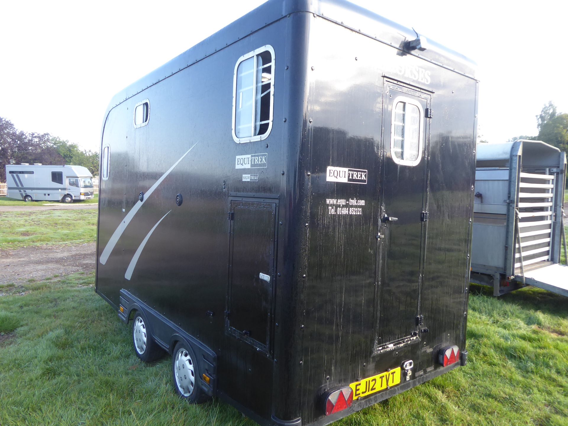 2010 Equitrek Show Trekka L horse trailer, black with silver graphics, carries 2 x 17.2hh, NO VAT - Image 4 of 7