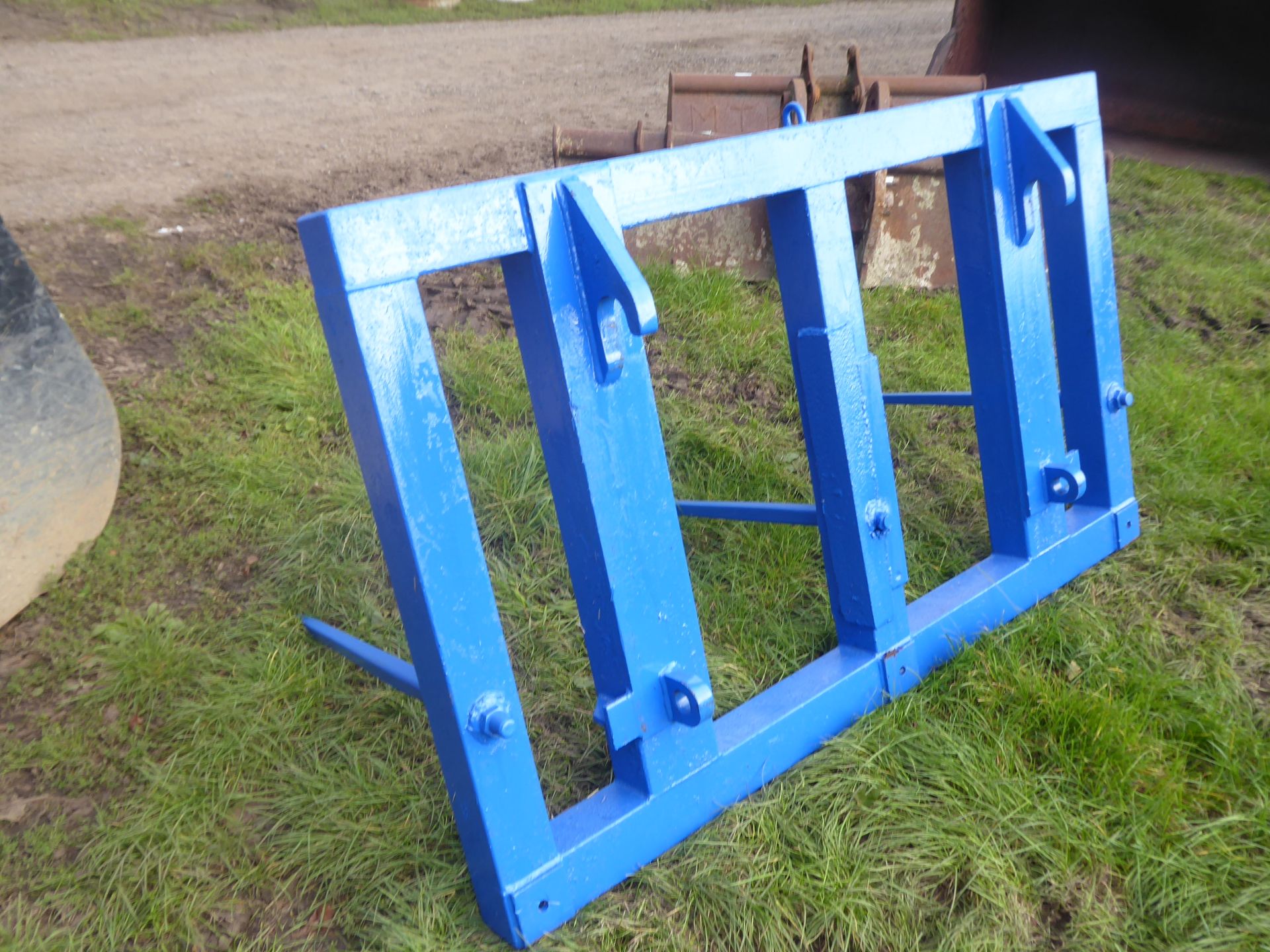 Bale spike for big round or square bales, JCB brackets