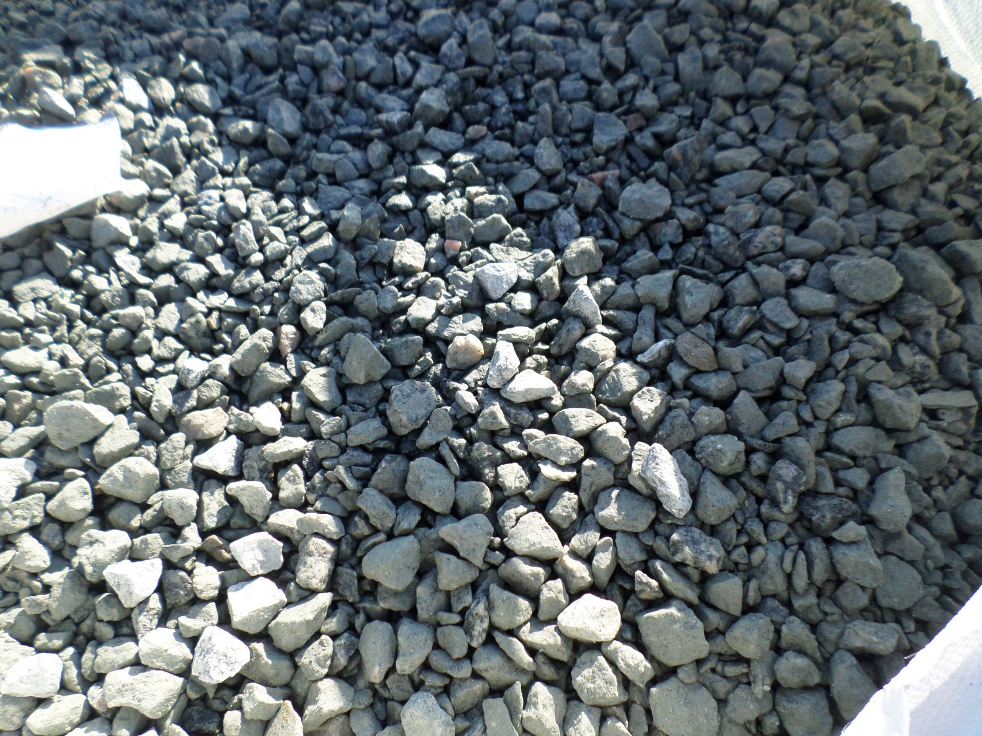 1T bulk bag of 20mm decorative grey granite gravel NO VAT - Image 2 of 2