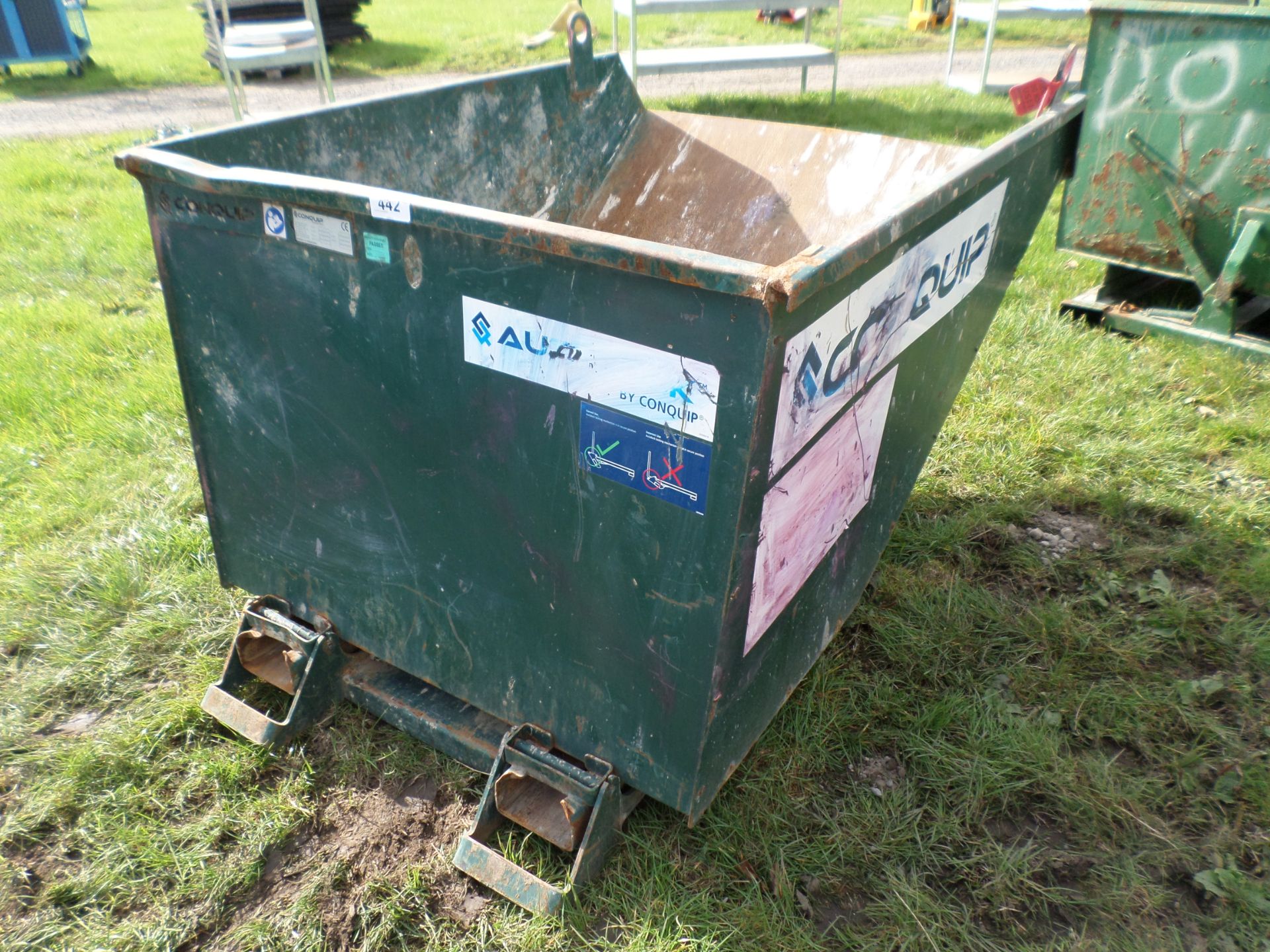 Forklift tipping skip