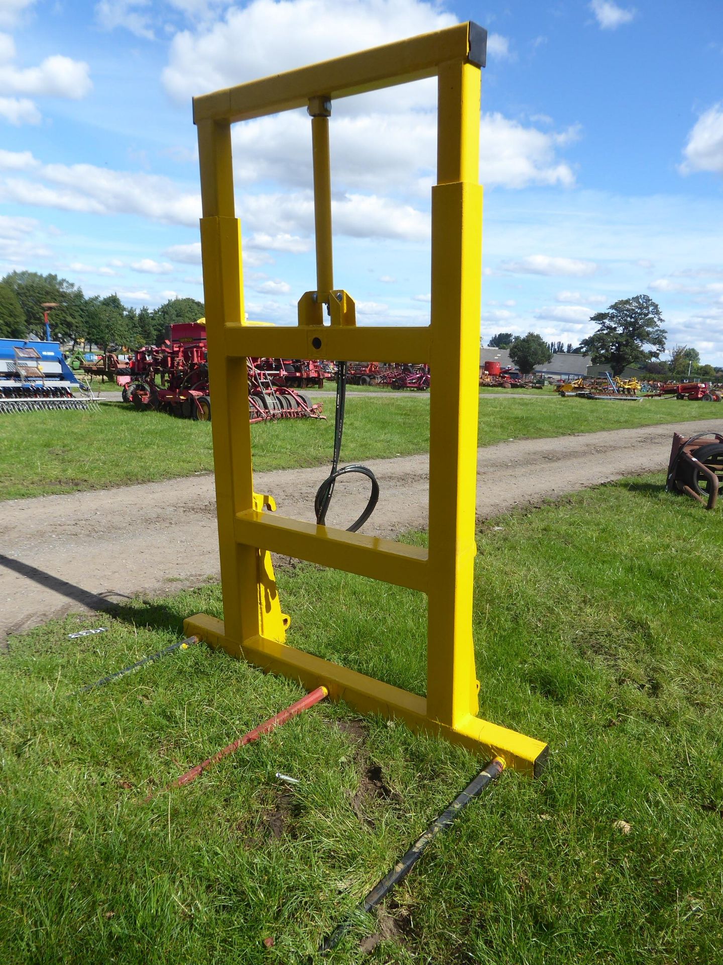 Heston bale handler on JCB Q-fits, raising hydraulic back stop, 3 new spikes, NO VAT - Image 2 of 2