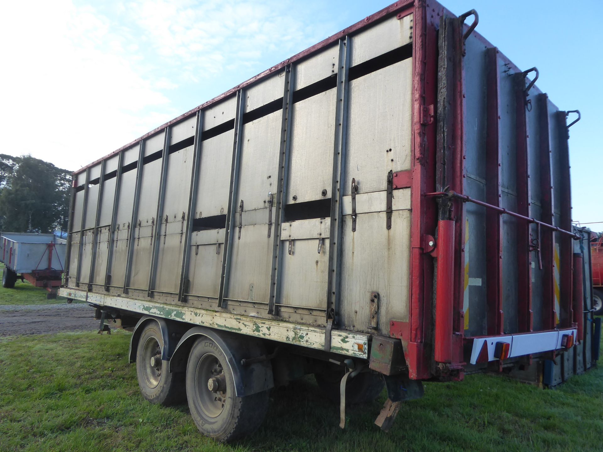 25ft tractor drawn twin axle cattle trailer with alloy body - Image 2 of 3