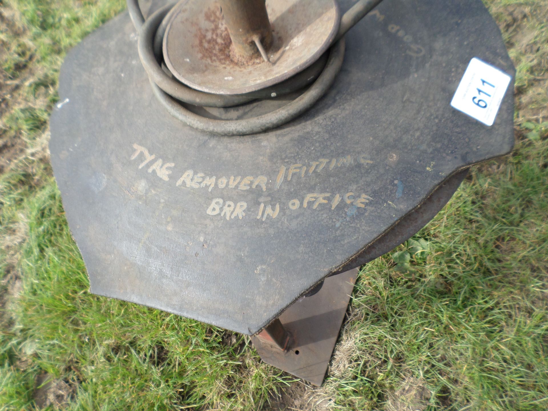 Tyre changer with air operated bead breaker, gwo NO VAT, lever in office - Image 2 of 2