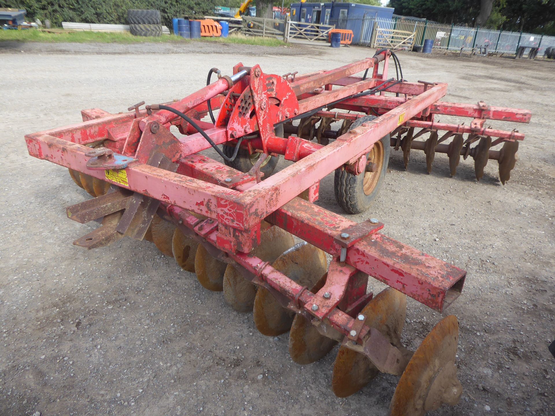 Pettit 3m disc harrow, good discs with rear drawbar - Image 2 of 3