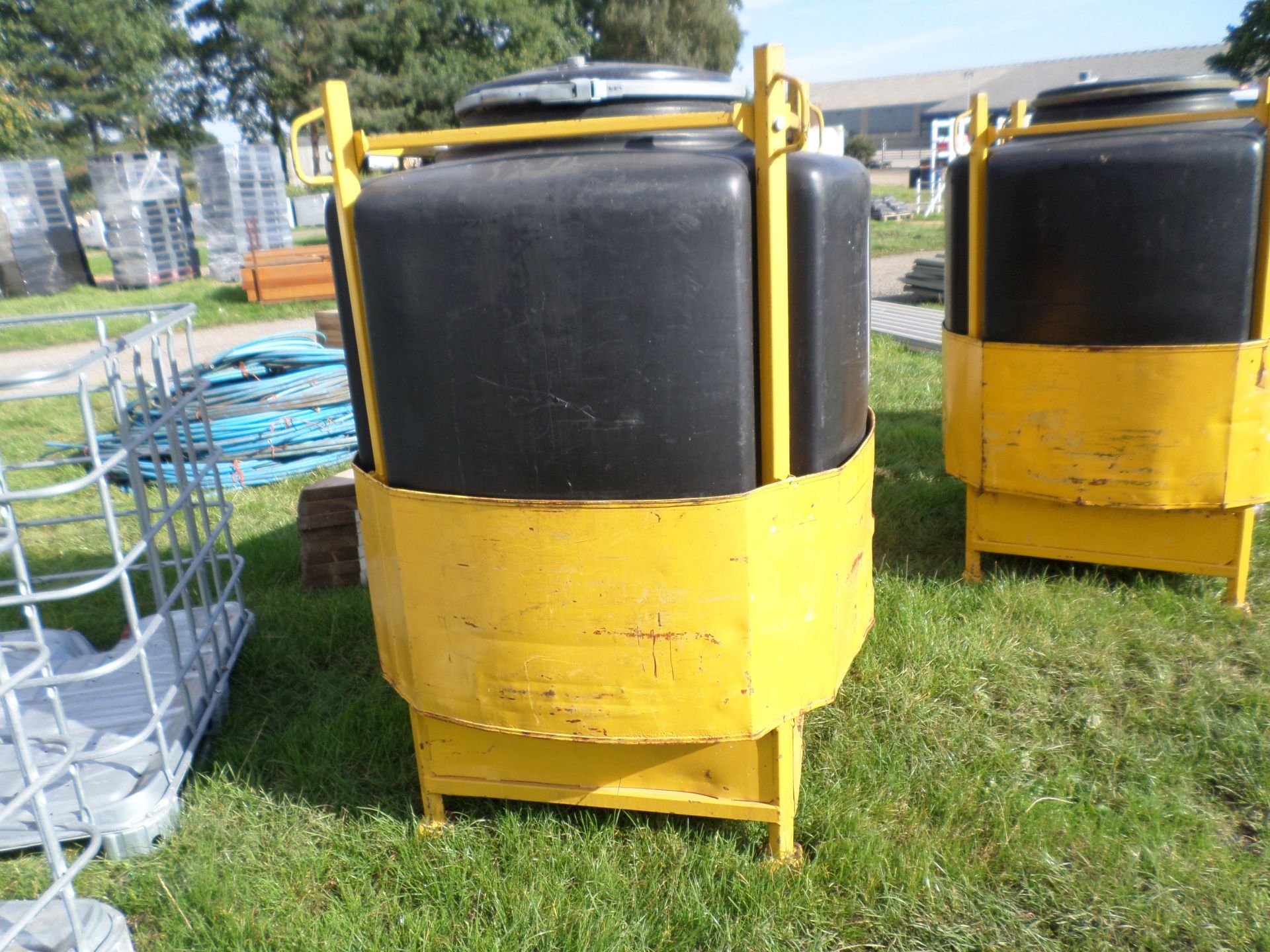 1000ltr plastic tank in steel crate - Image 2 of 2