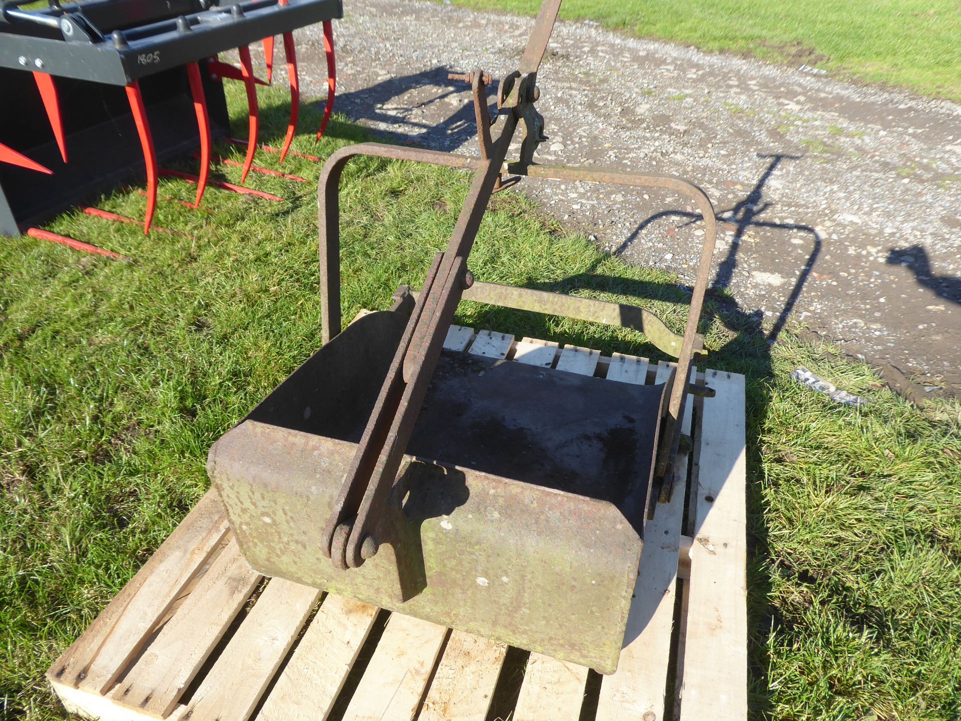 Ferguson earth scoop tipping bucket - Image 3 of 3