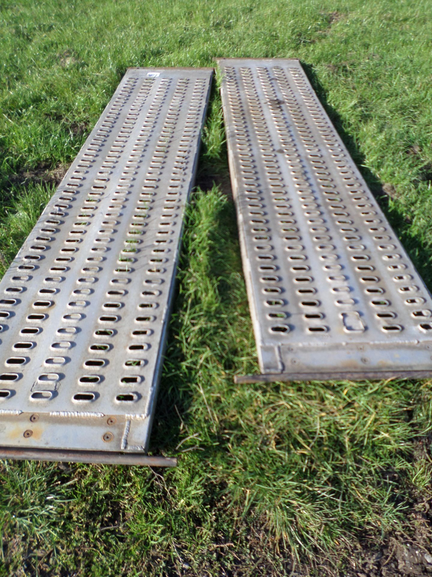 Pair of heavy duty aluminium lorry loading ramps, 8ft long, 21" wide - Image 2 of 2