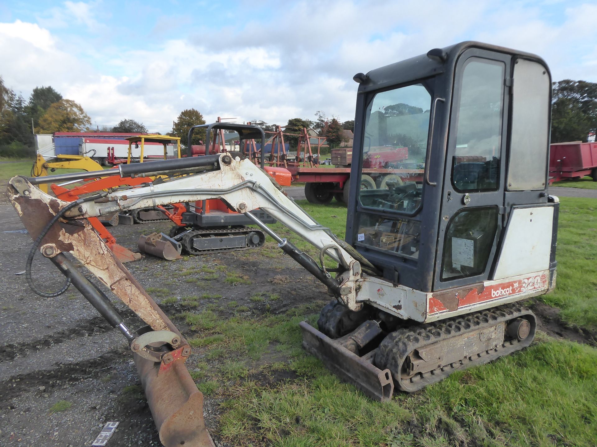 Kubota 320 mini digger (2003), c/w bucket, 3 cylinder Kubota engine, runs and drives