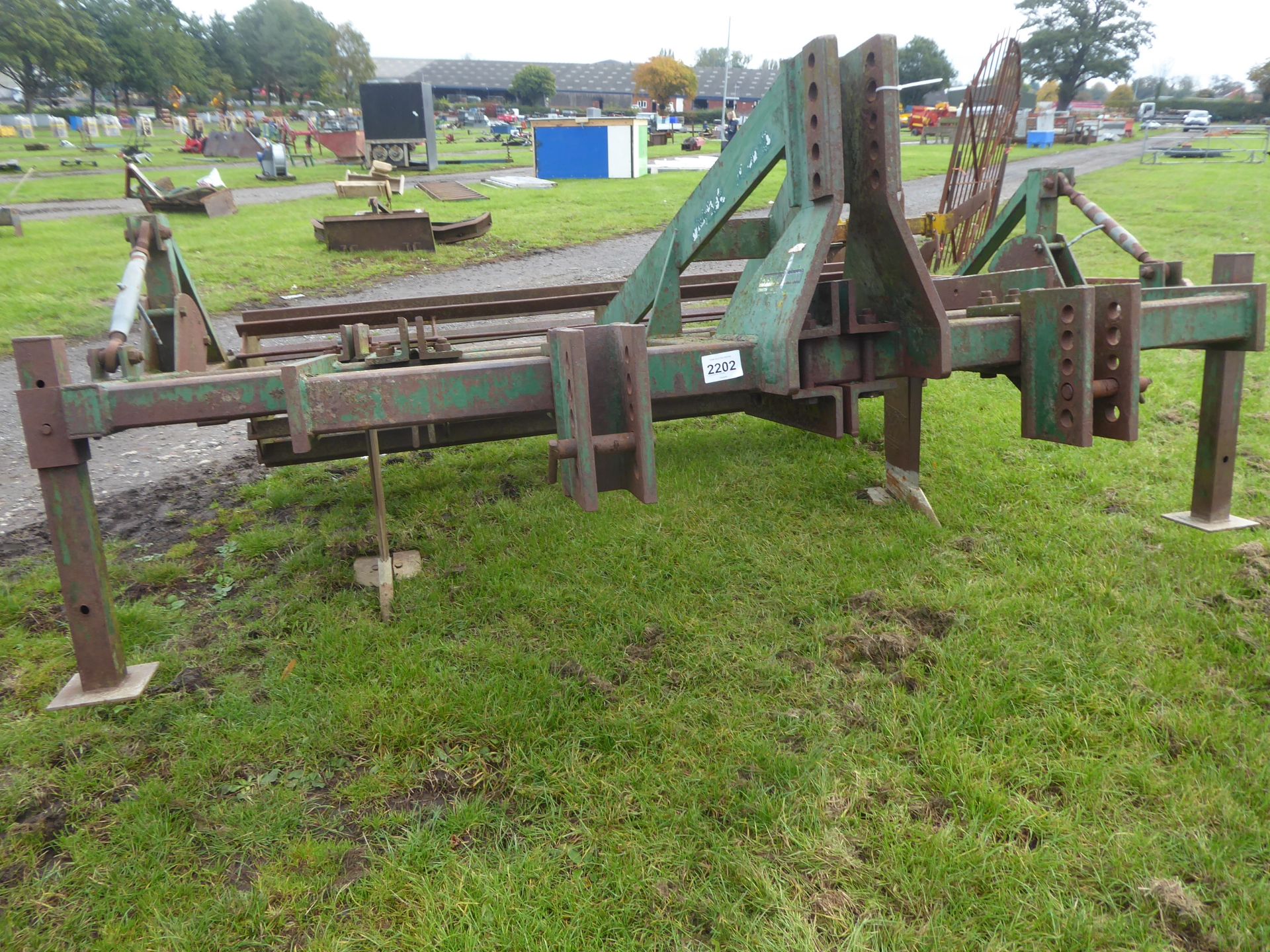 Cousins 2 leg flat lift subsoiler c/w crumbler roller