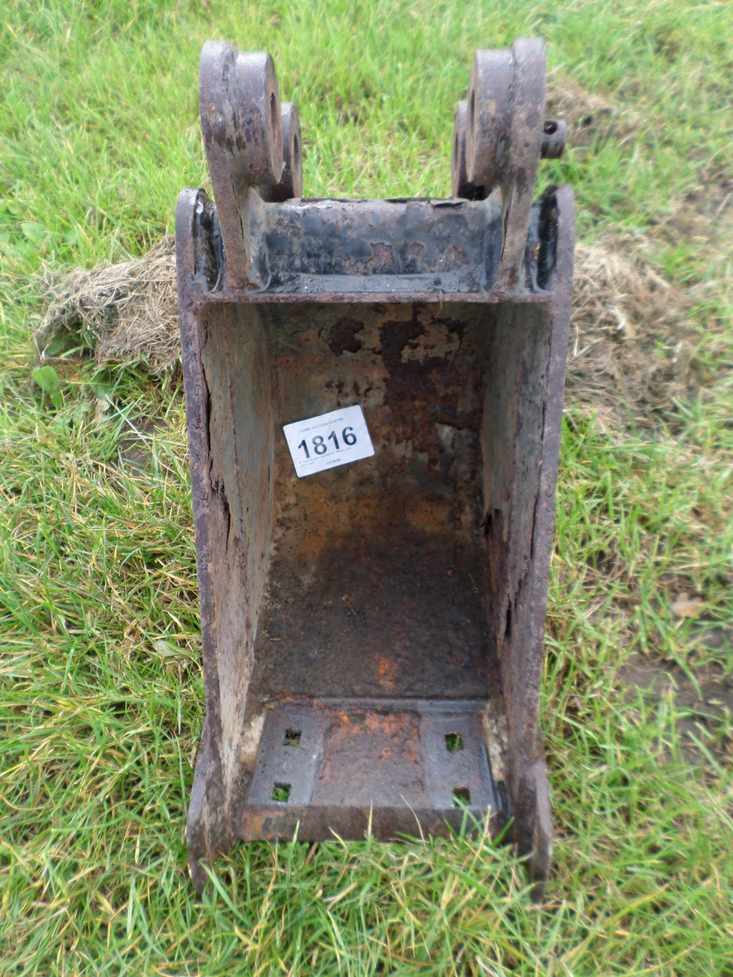 9" mini digger bucket on 20mm pins, little used - Image 3 of 3