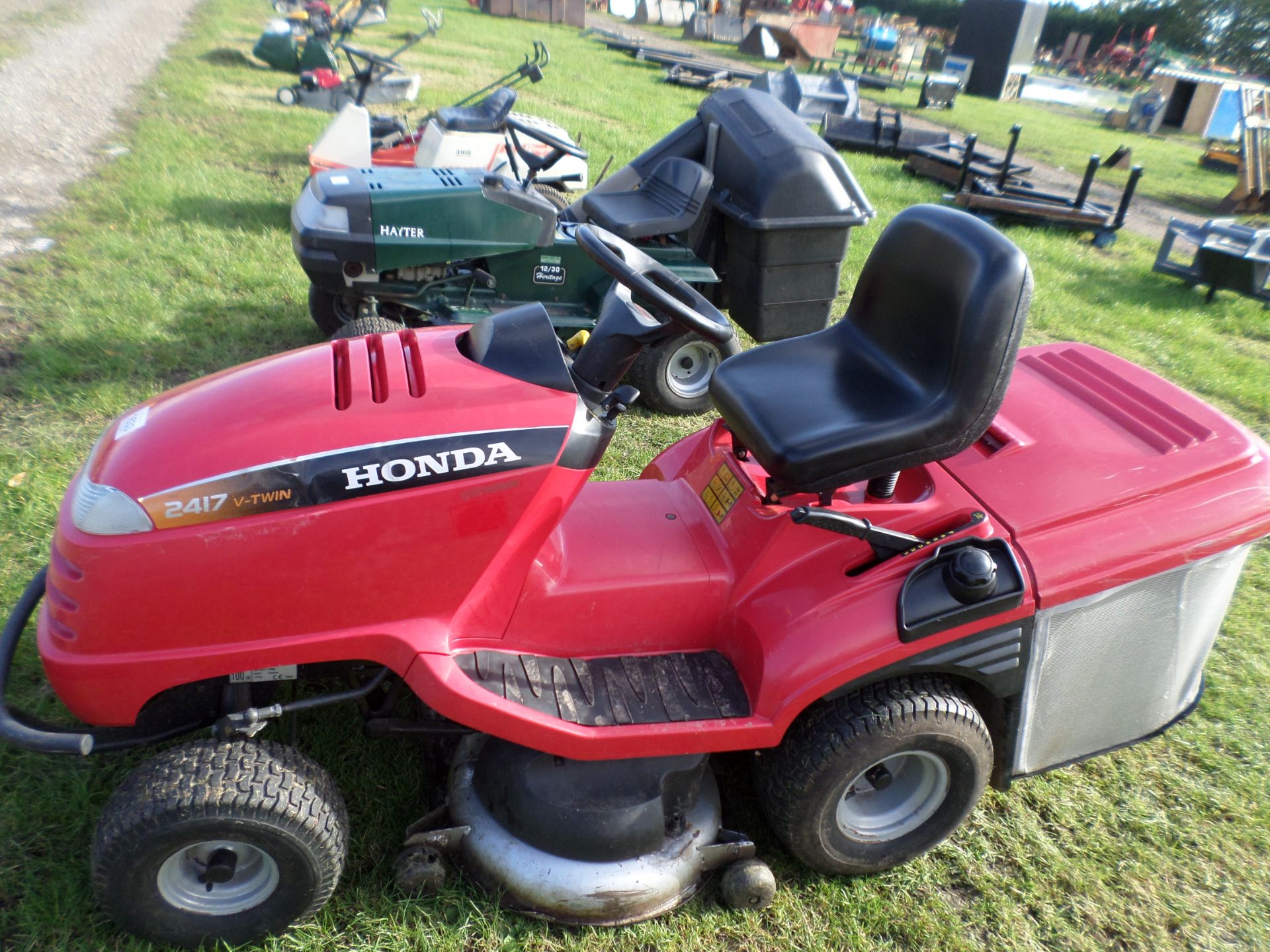 Honda 2417 direct collect ride on mower, hydrostatic drive, 17HP, twin cylinder engine, 42" cut, - Image 2 of 2